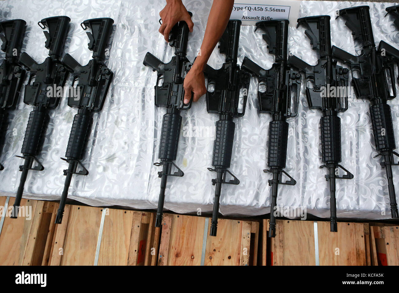 Manila. 5 ottobre 2017. La foto scattata il 5 ottobre 2017 mostra le attrezzature militari durante una cerimonia di consegna a Metro Manila, nelle Filippine. Il dipartimento di difesa filippino ha ricevuto giovedì un secondo lotto di equipaggiamento militare donato dalla Cina per aiutare le Filippine a combattere il terrorismo. Crediti: Rouelle Umali/Xinhua/Alamy Live News Foto Stock