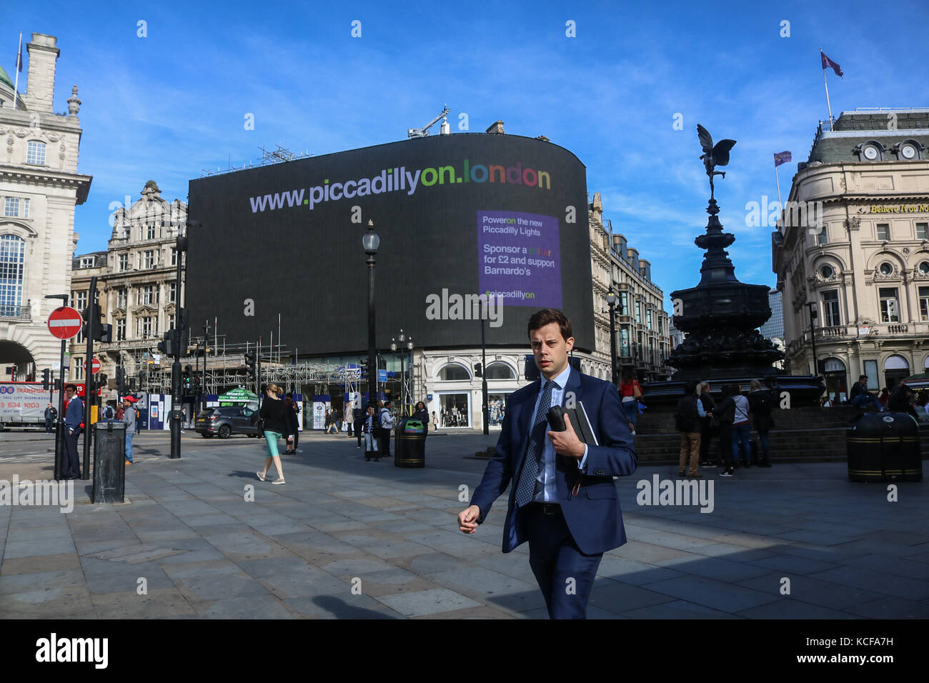 Londra, Regno Unito. 5 ottobre, 2017. I lavoratori hanno rimosso il ponteggio che copre il nuovo gigantesco schermo pubblicitario che è stato sottoposto a un high tech upgrade e saranno dotati di un 4k per schermo a led in grado di ospitare i video dal vivo, meteo, notizie e risultati sportivi, in aggiunta al tempo reale social media feeds prima che lo schermo si è acceso in ottobre. Il nuovo schermo è stato sostituito e diventerà più grande d'Europa digitale singolo, ultra-high definition schermo curvo la misura 8.500 piedi quadrati (790 mq) Credito: amer ghazzal/alamy live news Foto Stock
