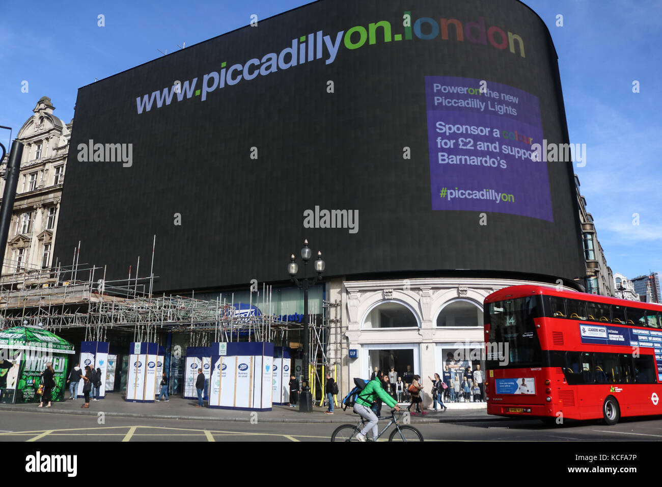 Londra, Regno Unito. 5 ottobre, 2017. I lavoratori hanno rimosso il ponteggio che copre il nuovo gigantesco schermo pubblicitario che è stato sottoposto a un high tech upgrade e saranno dotati di un 4k per schermo a led in grado di ospitare i video dal vivo, meteo, notizie e risultati sportivi, in aggiunta al tempo reale social media feeds prima che lo schermo si è acceso in ottobre. Il nuovo schermo è stato sostituito e diventerà più grande d'Europa digitale singolo, ultra-high definition schermo curvo la misura 8.500 piedi quadrati (790 mq) Credito: amer ghazzal/alamy live news Foto Stock