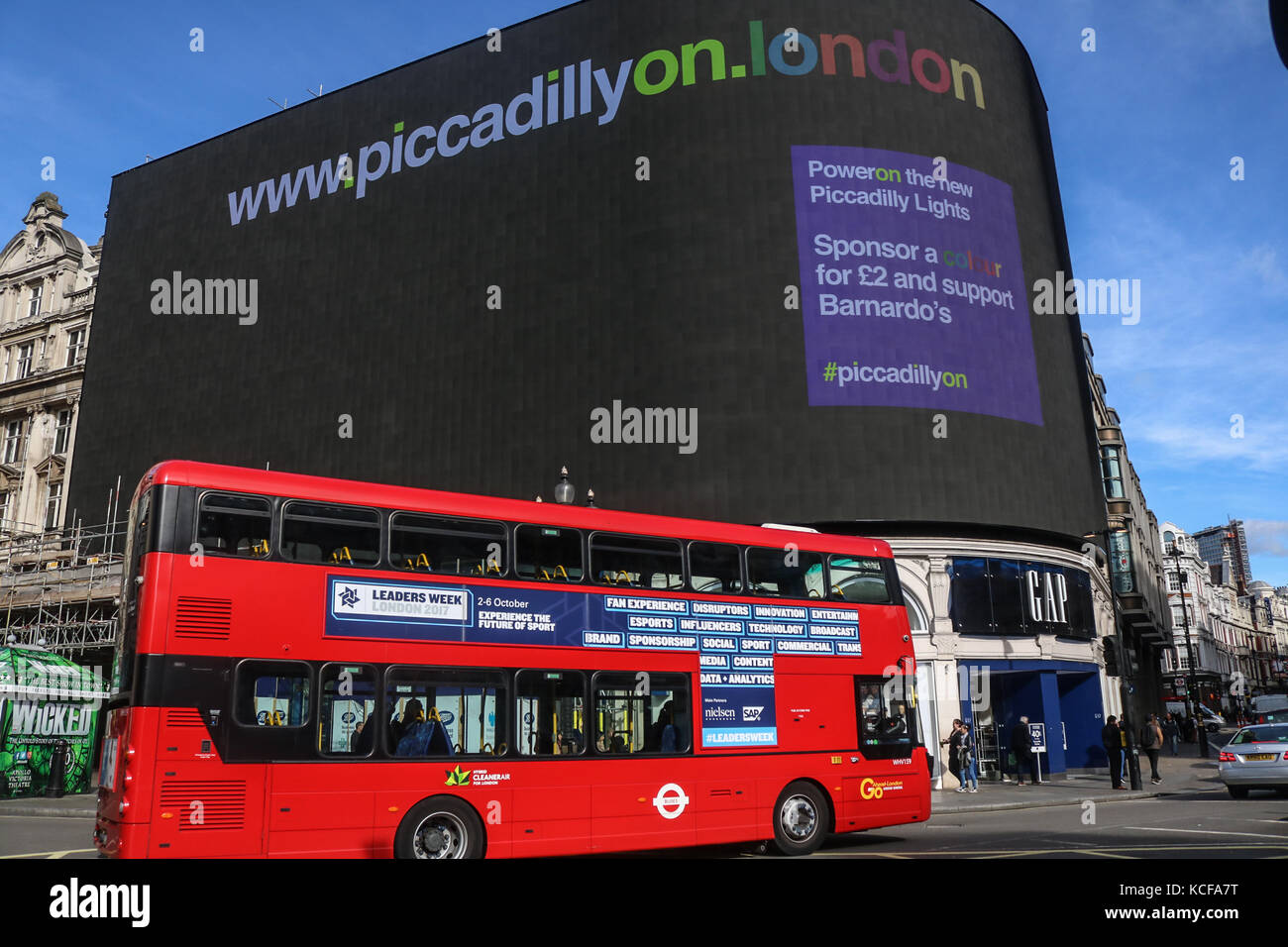 Londra, Regno Unito. 5 ottobre, 2017. I lavoratori hanno rimosso il ponteggio che copre il nuovo gigantesco schermo pubblicitario che è stato sottoposto a un high tech upgrade e saranno dotati di un 4k per schermo a led in grado di ospitare i video dal vivo, meteo, notizie e risultati sportivi, in aggiunta al tempo reale social media feeds prima che lo schermo si è acceso in ottobre. Il nuovo schermo è stato sostituito e diventerà più grande d'Europa digitale singolo, ultra-high definition schermo curvo la misura 8.500 piedi quadrati (790 mq) Credito: amer ghazzal/alamy live news Foto Stock