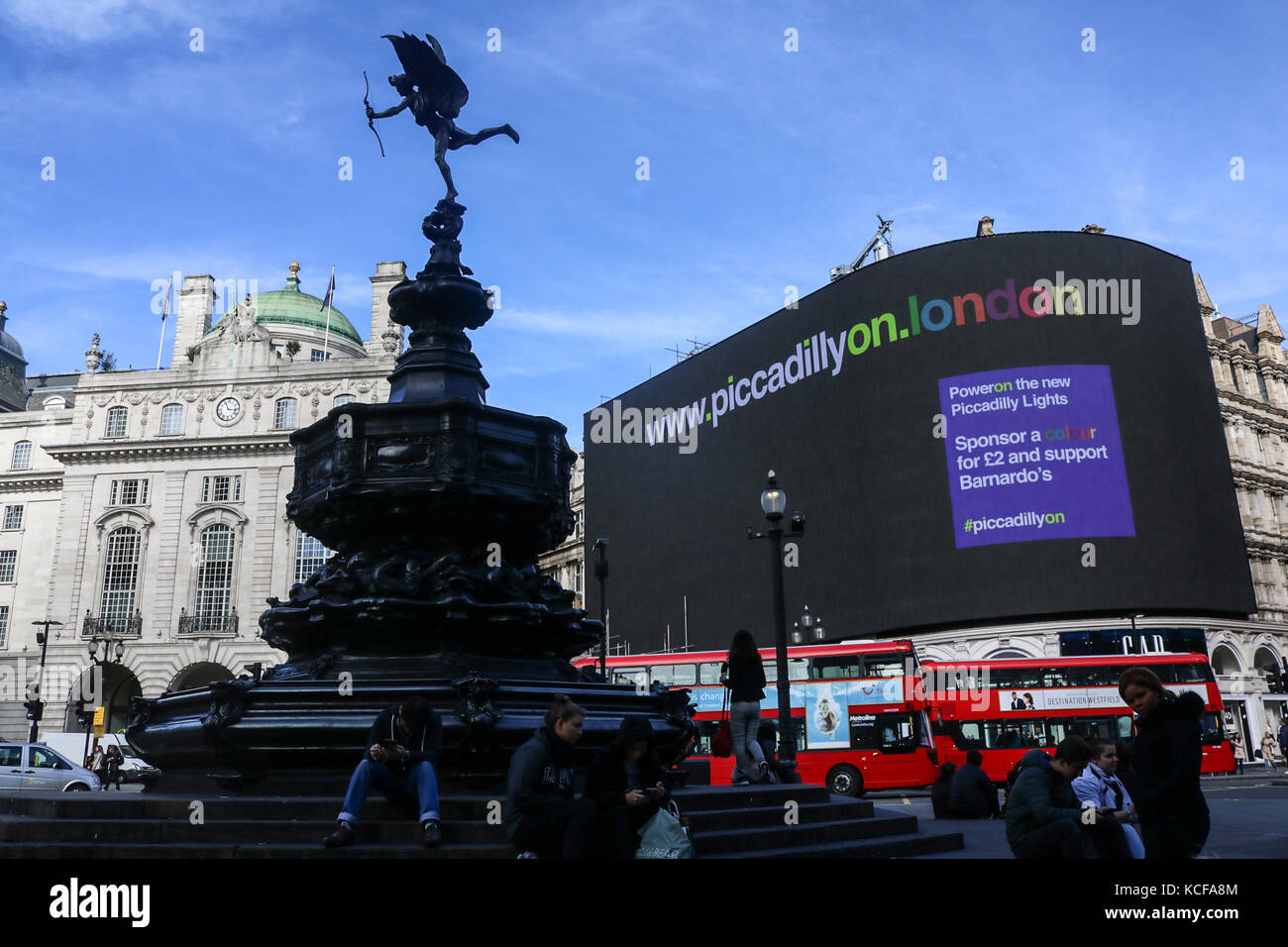 Londra, Regno Unito. 5 ottobre, 2017. I lavoratori hanno rimosso il ponteggio che copre il nuovo gigantesco schermo pubblicitario che è stato sottoposto a un high tech upgrade e saranno dotati di un 4k per schermo a led in grado di ospitare i video dal vivo, meteo, notizie e risultati sportivi, in aggiunta al tempo reale social media feeds prima che lo schermo si è acceso in ottobre. Il nuovo schermo è stato sostituito e diventerà più grande d'Europa digitale singolo, ultra-high definition schermo curvo la misura 8.500 piedi quadrati (790 mq) Credito: amer ghazzal/alamy live news Foto Stock