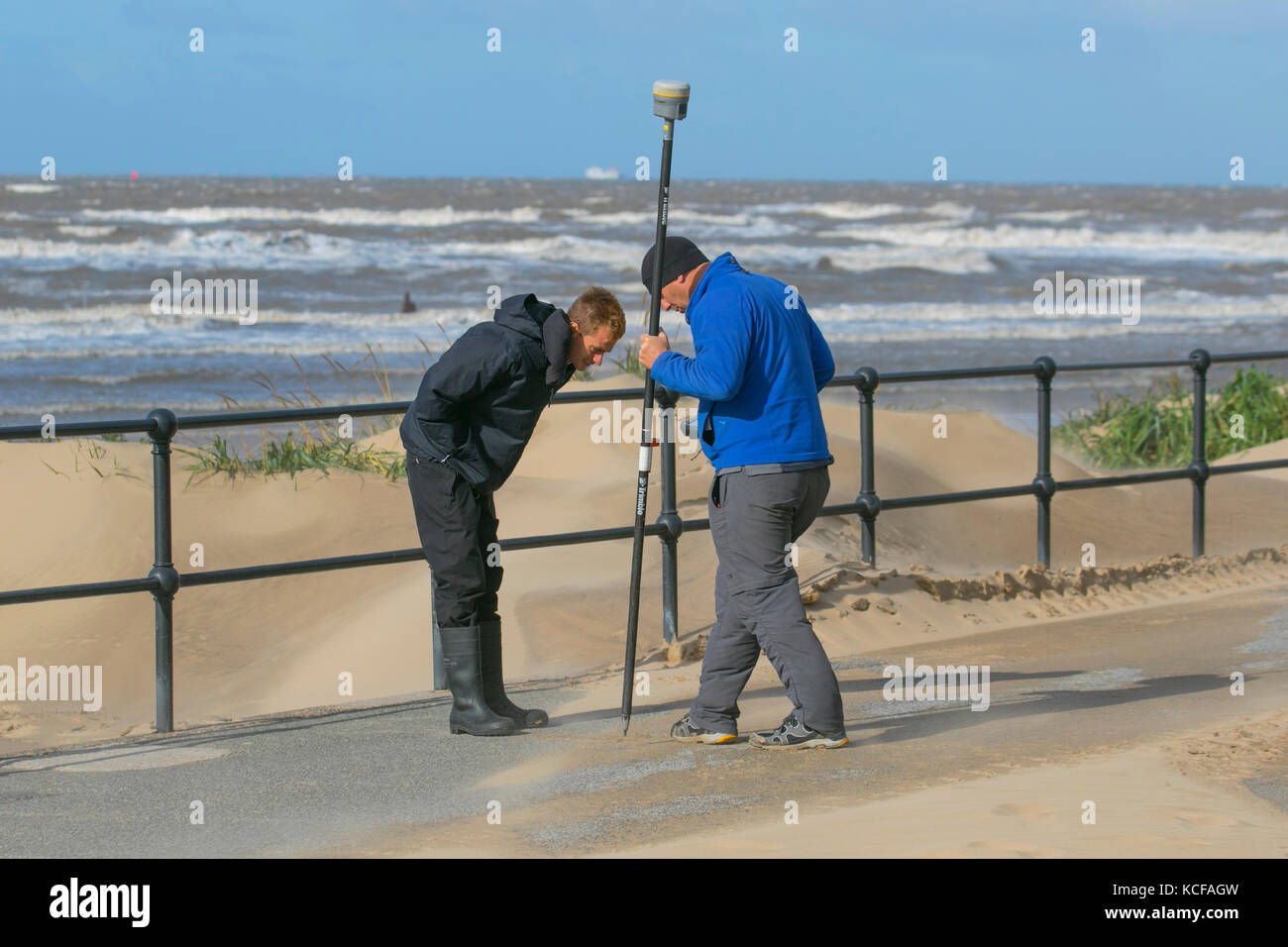 Indagine sulla spiaggia da parte dei dipendenti del Sefton council che utilizzano le apparecchiature GPS Leica come parte del monitoraggio costiero effettuato una volta ogni 6 mesi sulla vasta spiaggia sabbiosa, sull'area delle dune di sabbia che monitora l'erosione e l'accrescimento. Foto Stock