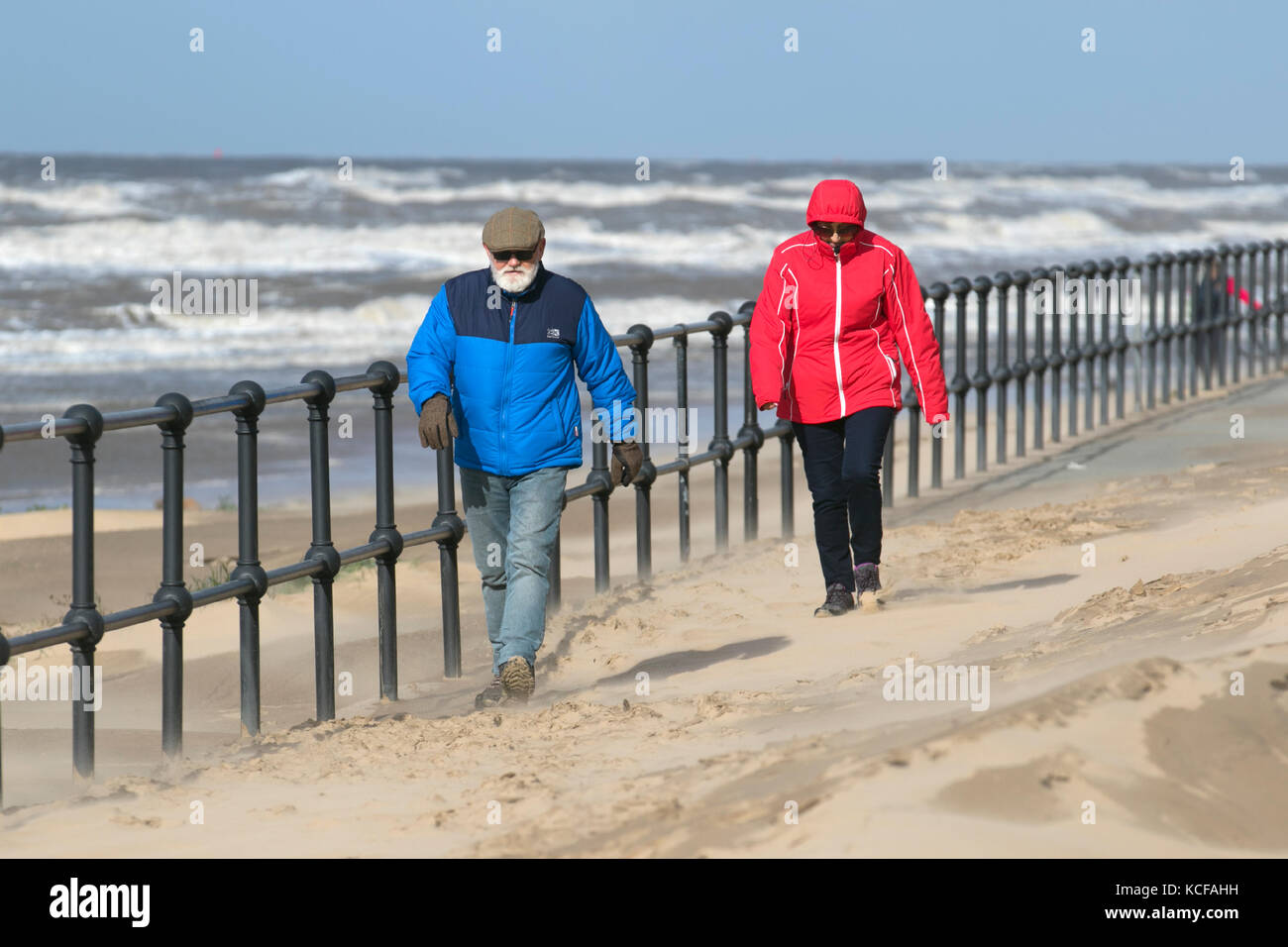 Crosby, Merseyside. Regno Unito Meteo. Il 5 ottobre 2017. Alta venti che soffiano belle sabbie di luce spenta la spiaggia come gales continuare a pastella la costa ovest e Mersey estuario. Edificio di duna è aiutato lungo dalla caratteristica onshore venti costiere. Esercitare una pressione indiscriminata è diventata una forma comune di duna artificiale costruzione, in parte perché la vegetazione & Recinzioni approccio prende un po' di tempo per intrappolare la sabbia e costruire una nuova duna. Su molte spiagge, bulldozer sono attivi tutto l'anno nella spinta fino pali in sabbia a ridosso della spiaggia. Credito: MediaWorldImages/AlamyLiveNews Foto Stock