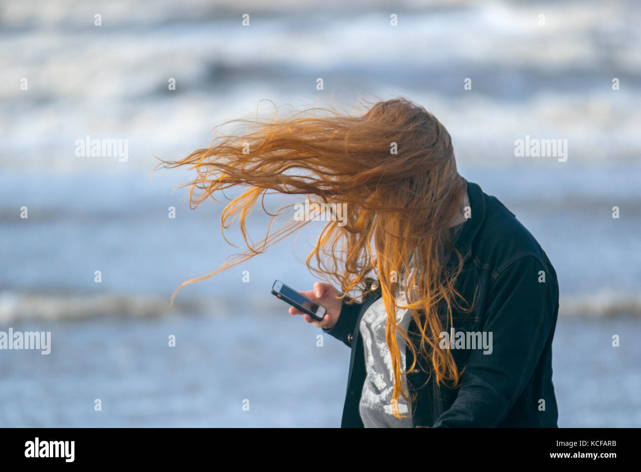 Crosby, Merseyside. Regno Unito Meteo. Il 5 ottobre 2017. Alta venti che soffiano belle sabbie di luce spenta la spiaggia come gales continuare a pastella la costa ovest e Mersey estuario. Edificio di duna è aiutato lungo dalla caratteristica onshore venti costiere. Esercitare una pressione indiscriminata è diventata una forma comune di duna artificiale costruzione, in parte perché la vegetazione & Recinzioni approccio prende un po' di tempo per intrappolare la sabbia e costruire una nuova duna. Su molte spiagge, bulldozer sono attivi tutto l'anno nella spinta fino pali in sabbia a ridosso della spiaggia. Credito: MediaWorldImages/AlamyLiveNews Foto Stock