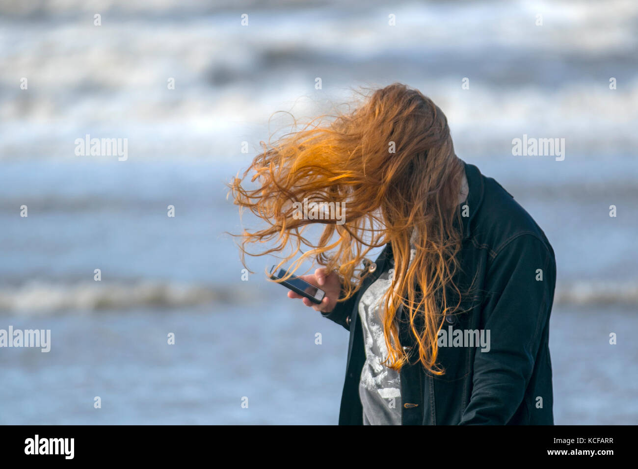 Crosby, Merseyside. Regno Unito Meteo. Il 5 ottobre 2017. Alta venti che soffiano belle sabbie di luce spenta la spiaggia come gales continuare a pastella la costa ovest e Mersey estuario. Edificio di duna è aiutato lungo dalla caratteristica onshore venti costiere. Esercitare una pressione indiscriminata è diventata una forma comune di duna artificiale costruzione, in parte perché la vegetazione & Recinzioni approccio prende un po' di tempo per intrappolare la sabbia e costruire una nuova duna. Su molte spiagge, bulldozer sono attivi tutto l'anno nella spinta fino pali in sabbia a ridosso della spiaggia. Credito: MediaWorldImages/AlamyLiveNews Foto Stock