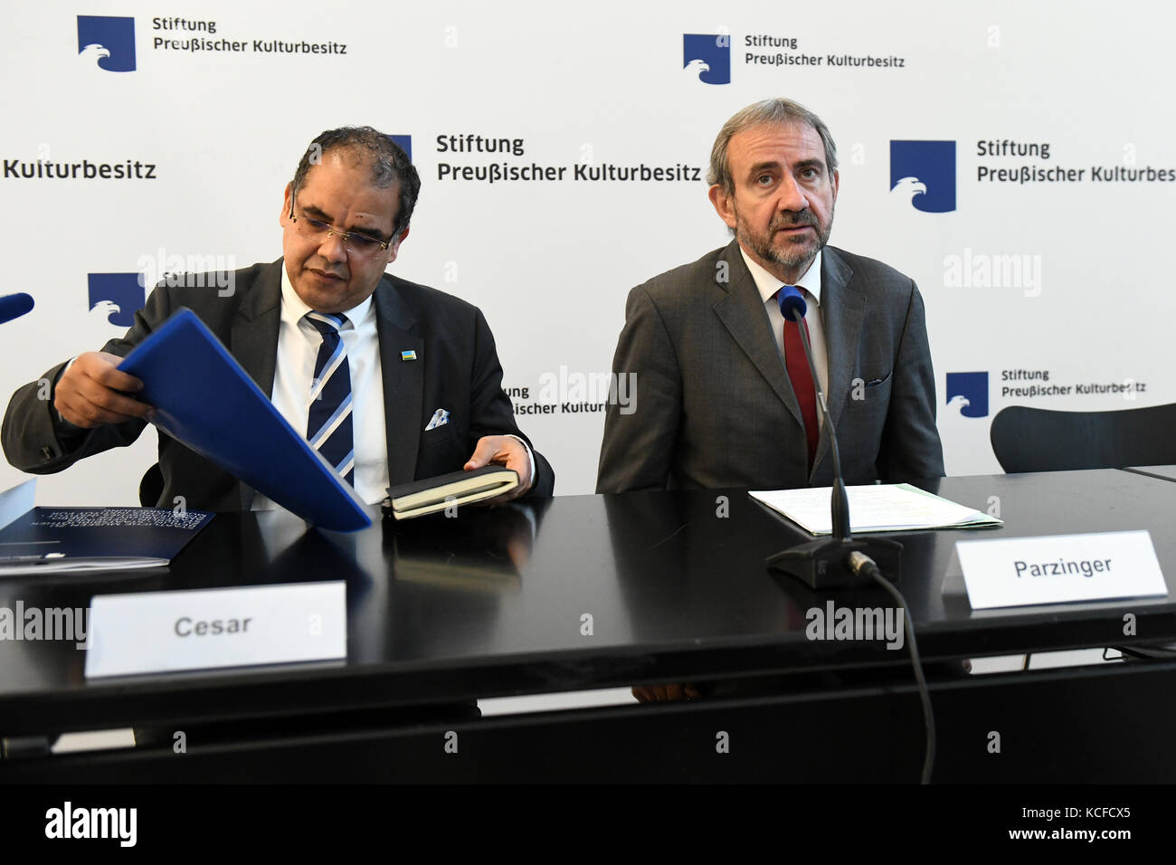 Berlino, Germania. 5 ottobre 2017. Igor Cesar (l), ambasciatore della Repubblica di Ruanda, e Hermann Parzinger, presidente della Prussian Cultural Heritage Foundation, partecipano a una conferenza stampa sull'avvio del progetto di ricerca sulla provenienza per la raccolta antropologica dei teschi umani a Berlino, Germania, 5 ottobre 2017. La fondazione prevede di indagare sull'origine di circa 1.000 teschi provenienti dall'ex colonia dell'Africa Orientale-tedesca nei prossimi due anni. Crediti: Maurizio Gambarini/dpa/Alamy Live News Foto Stock