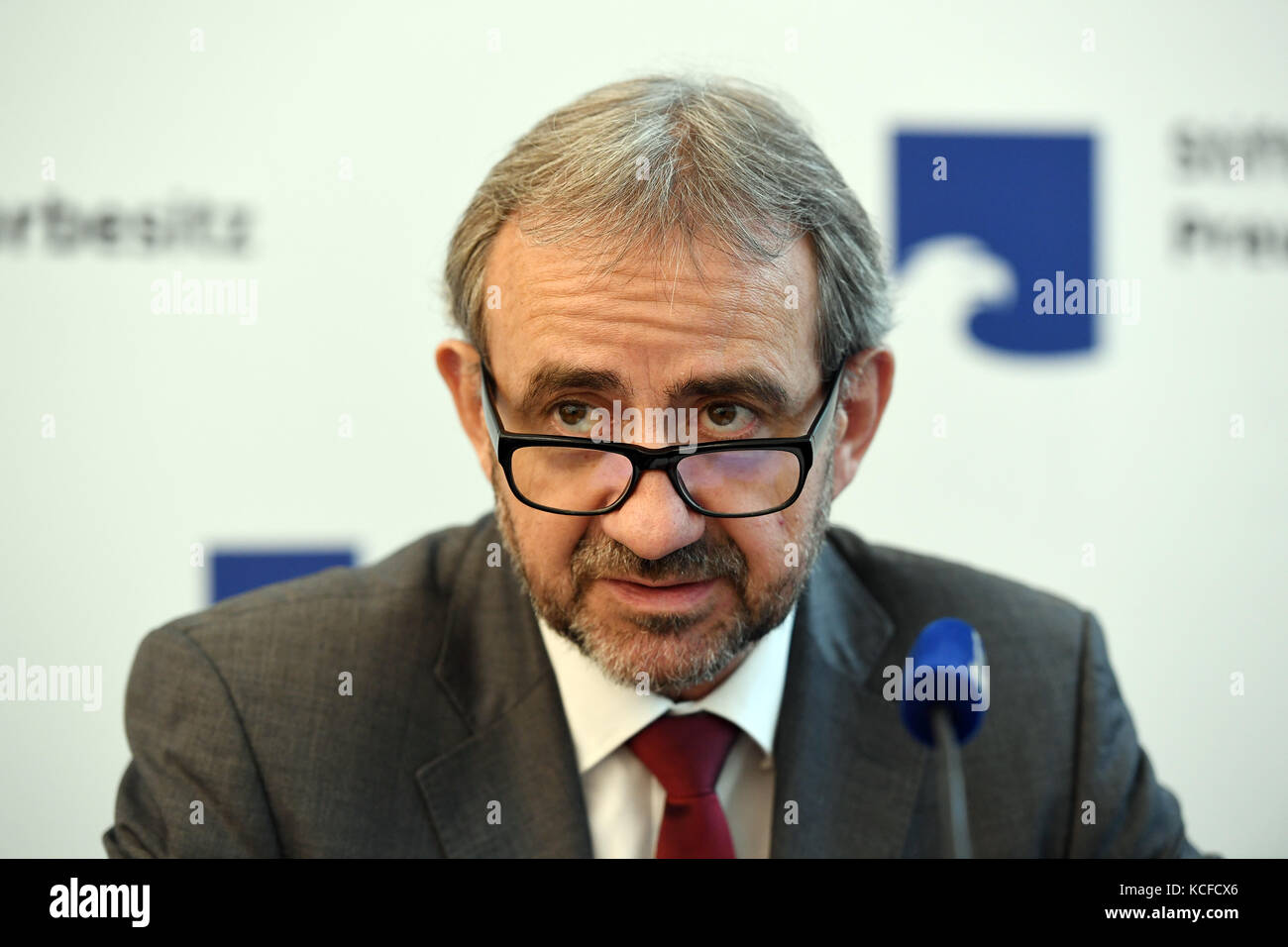Berlino, Germania. 5 ottobre 2017. Hermann Parzinger, presidente della Prussian Cultural Heritage Foundation, partecipa a una conferenza stampa sull'avvio del progetto di ricerca sulla provenienza per la collezione antropologica di teschi umani a Berlino, Germania, 5 ottobre 2017. La fondazione prevede di indagare sull'origine di circa 1.000 teschi provenienti dall'ex colonia dell'Africa Orientale-tedesca nei prossimi due anni. Crediti: Maurizio Gambarini/dpa/Alamy Live News Foto Stock