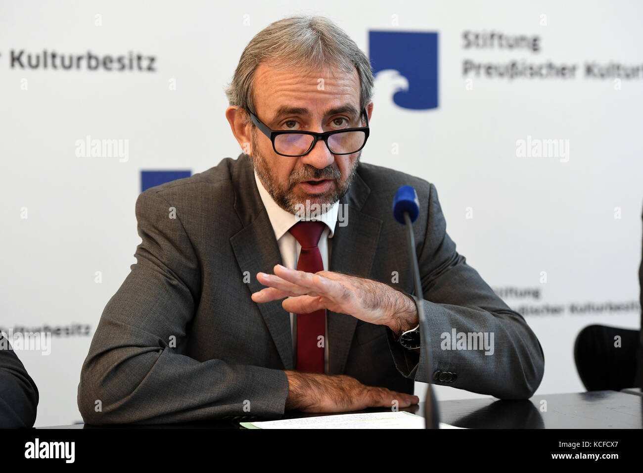 Berlino, Germania. 5 ottobre 2017. Hermann Parzinger, presidente della Prussian Cultural Heritage Foundation, partecipa a una conferenza stampa sull'avvio del progetto di ricerca sulla provenienza per la collezione antropologica di teschi umani a Berlino, Germania, 5 ottobre 2017. La fondazione prevede di indagare sull'origine di circa 1.000 teschi provenienti dall'ex colonia dell'Africa Orientale-tedesca nei prossimi due anni. Crediti: Maurizio Gambarini/dpa/Alamy Live News Foto Stock