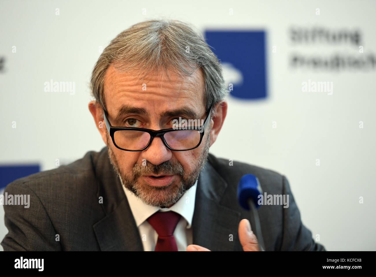 Berlino, Germania. 5 ottobre 2017. Hermann Parzinger, presidente della Prussian Cultural Heritage Foundation, partecipa a una conferenza stampa sull'avvio del progetto di ricerca sulla provenienza per la collezione antropologica di teschi umani a Berlino, Germania, 5 ottobre 2017. La fondazione prevede di indagare sull'origine di circa 1.000 teschi provenienti dall'ex colonia dell'Africa Orientale-tedesca nei prossimi due anni. Crediti: Maurizio Gambarini/dpa/Alamy Live News Foto Stock