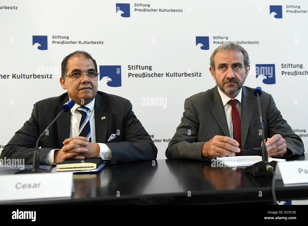 Berlino, Germania. 5 ottobre 2017. Igor Cesar (l), ambasciatore della Repubblica di Ruanda, e Hermann Parzinger, presidente della Prussian Cultural Heritage Foundation, partecipano a una conferenza stampa sull'avvio del progetto di ricerca sulla provenienza per la raccolta antropologica dei teschi umani a Berlino, Germania, 5 ottobre 2017. La fondazione prevede di indagare sull'origine di circa 1.000 teschi provenienti dall'ex colonia dell'Africa Orientale-tedesca nei prossimi due anni. Crediti: Maurizio Gambarini/dpa/Alamy Live News Foto Stock