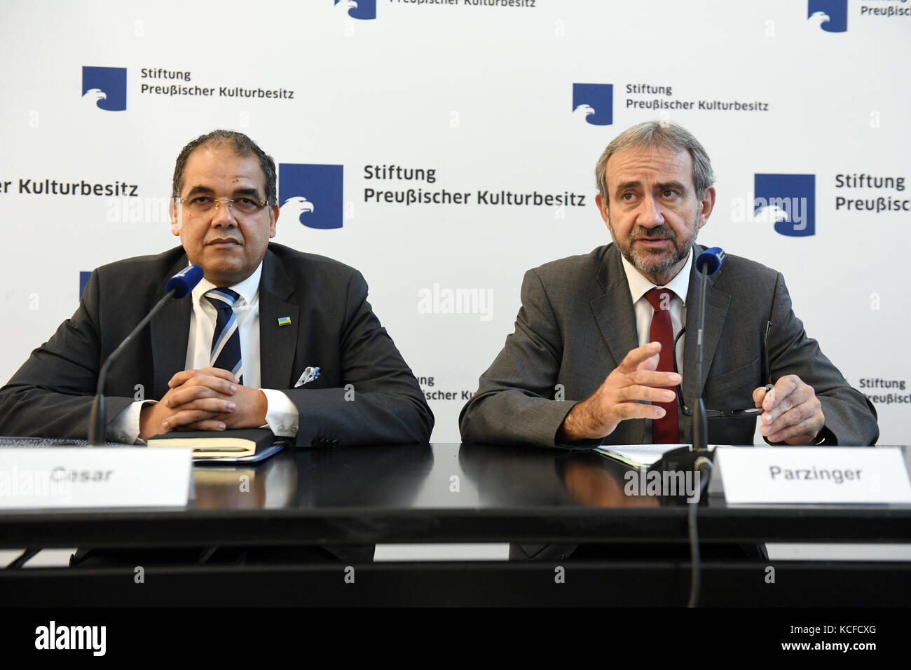 Berlino, Germania. 5 ottobre 2017. Igor Cesar (l), ambasciatore della Repubblica di Ruanda, e Hermann Parzinger, presidente della Prussian Cultural Heritage Foundation, partecipano a una conferenza stampa sull'avvio del progetto di ricerca sulla provenienza per la raccolta antropologica dei teschi umani a Berlino, Germania, 5 ottobre 2017. La fondazione prevede di indagare sull'origine di circa 1.000 teschi provenienti dall'ex colonia dell'Africa Orientale-tedesca nei prossimi due anni. Crediti: Maurizio Gambarini/dpa/Alamy Live News Foto Stock