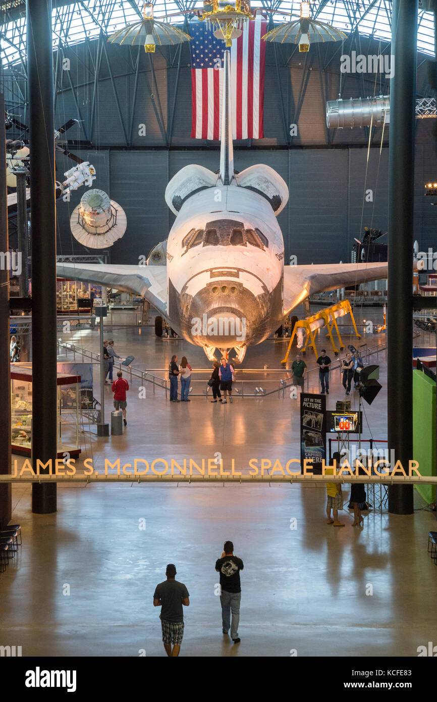 Lo space shuttle Discovery domina il james s. mcdonnell spazio hangar al steven f. udvar-centro nebuloso, lo Smithsonian National Air & Space Museum, n Foto Stock