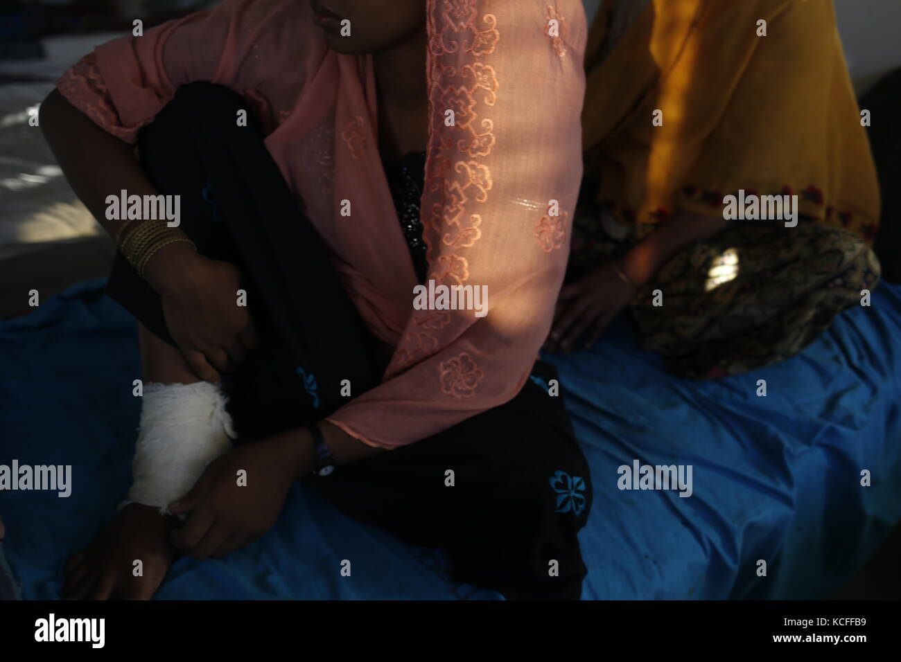 Cox's Bazar, Bangladesh. 04 ott 2017. sakinakhatun (22), a sette mese donna incinta ha ottenuto una pistola spara sulla sua gamba destra quando essa attraversa il Bangladesh - Myanmar frontiera a Cox's Bazar general hospital dove Lei sta ricevendo il trattamento per lei ferisce. Credito: md. mehedi hasan/Pacific press/alamy live news Foto Stock