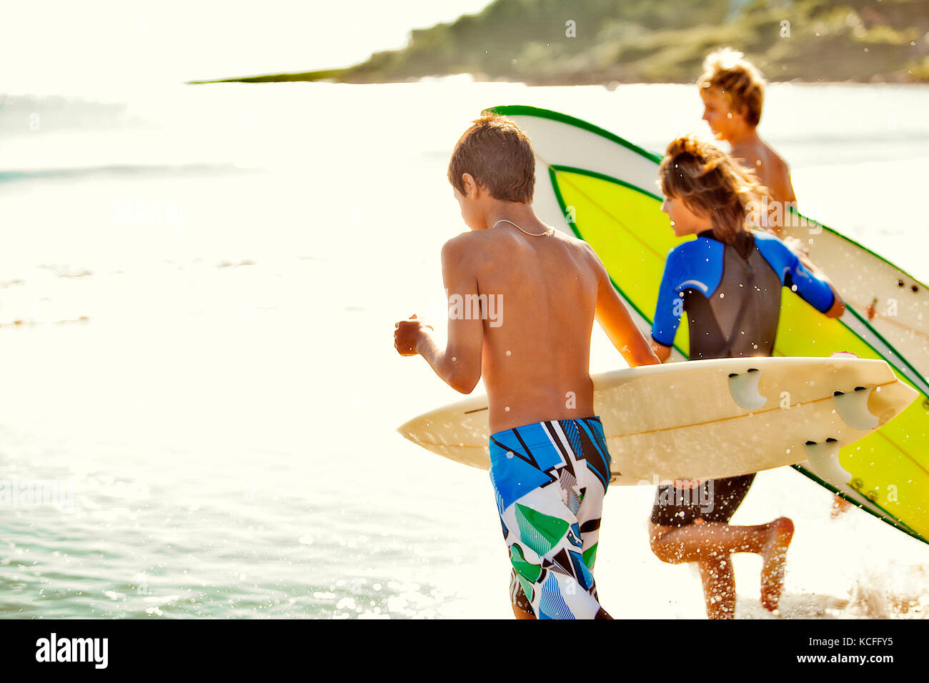 , Giovani, surfisti, spiaggia, mare Foto Stock