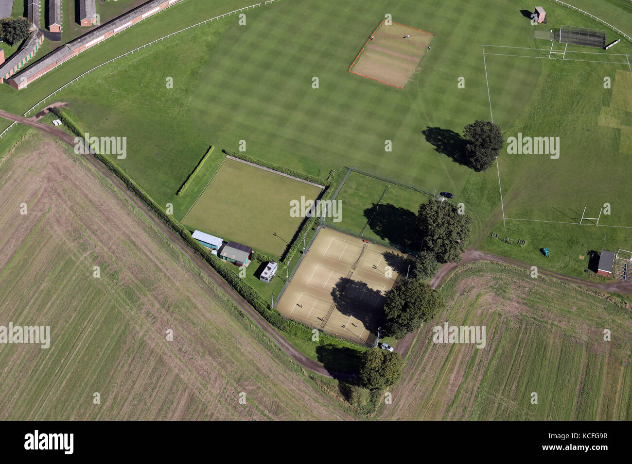 Vista aerea del Thirsk Athletic Sport & Social Club. Bowling green, campi da tennis e campo da cricket a Thirsk Racecourse, North Yorkshire, Regno Unito Foto Stock