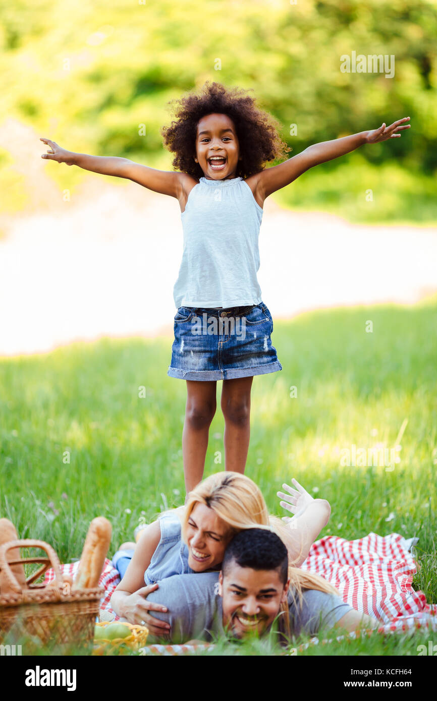 La famiglia felice avente tempo di divertimento su picnic Foto Stock