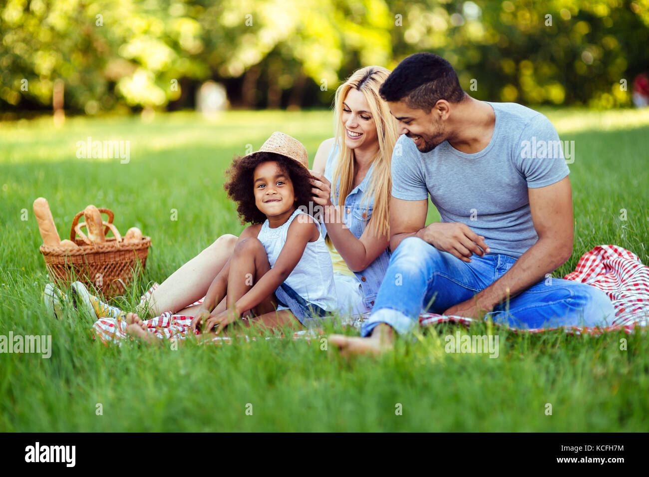 Immagine della coppia adorabile con la loro figlia avente picnic Foto Stock