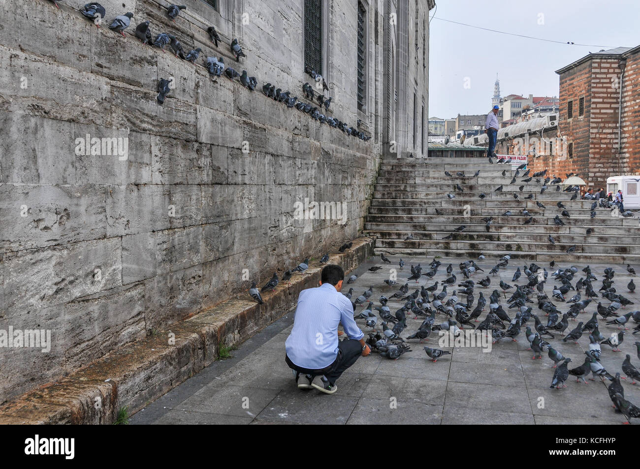 Alimentare i piccioni a Eminönü, Istanbul, Turchia Foto Stock