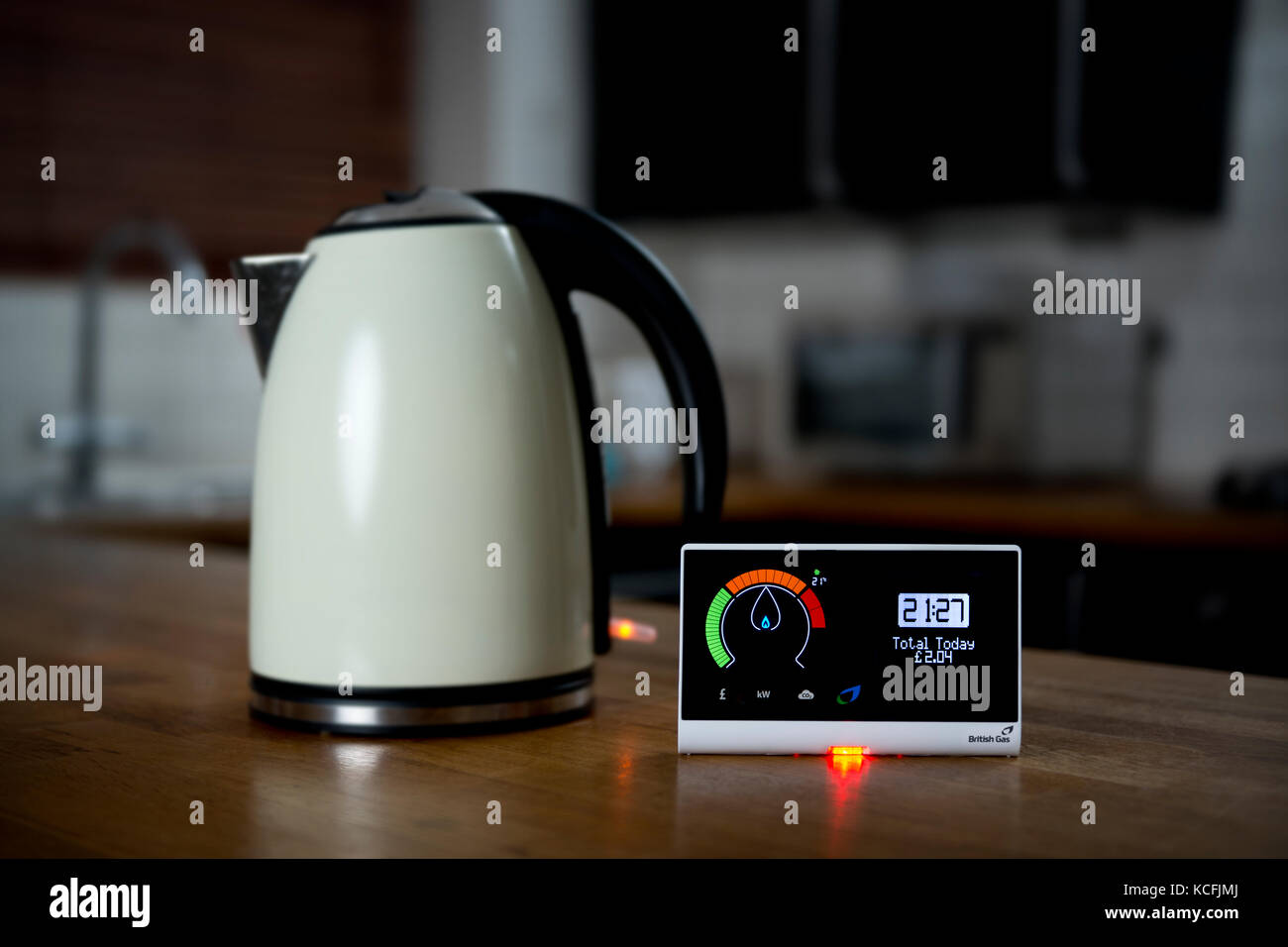Un uso domestico British Gas energy smart meter visualizzando il costo del gas del consumo di elettricità in un Regno Unito home, seduto a fianco di un bollitore elettrico. Foto Stock