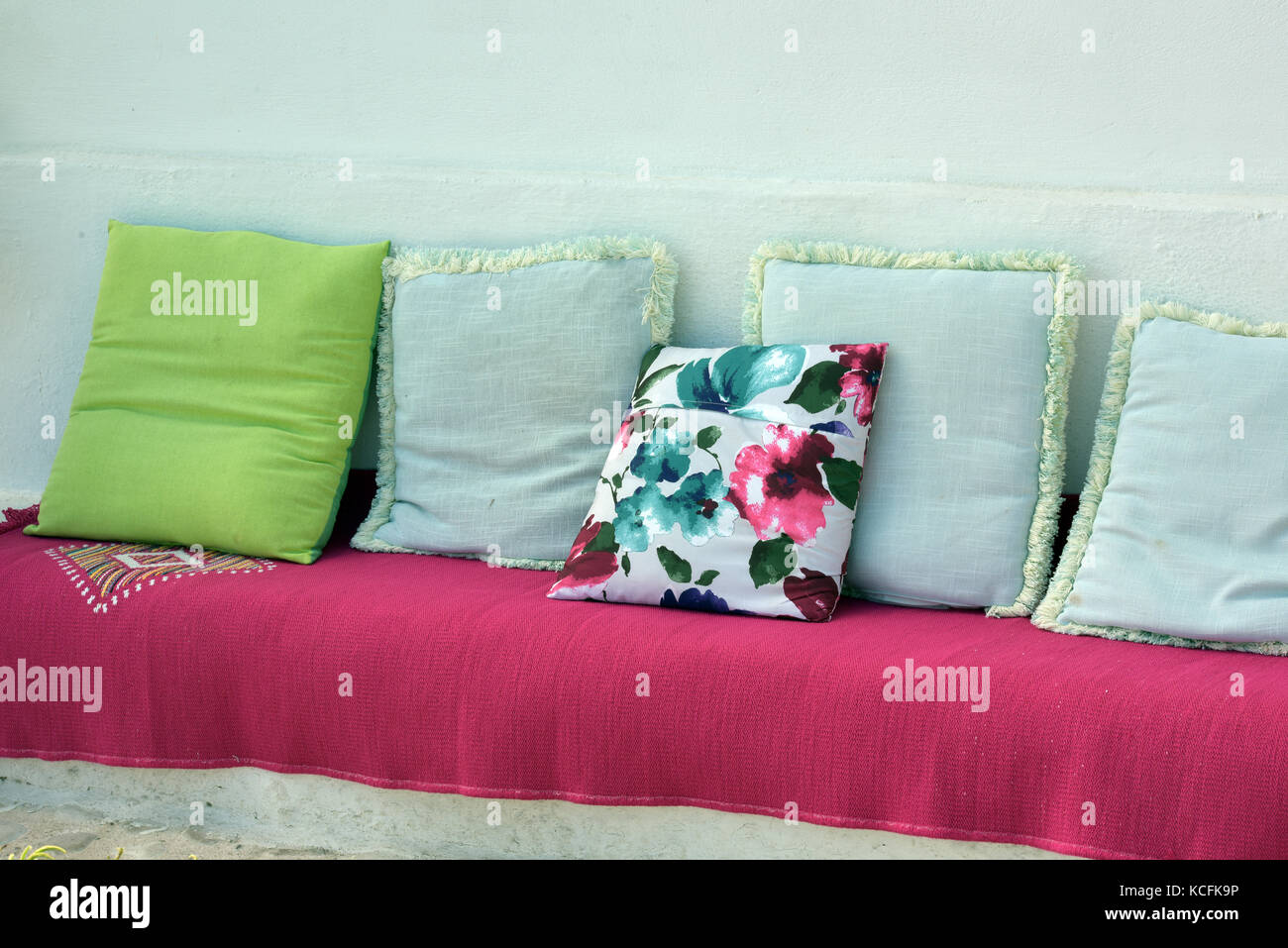 Una bella rosa, verde e materiale floreale progettato un divano, divaneria  o area con posti a sedere in un design contemporaneo, fresco e colorato  arredamento di interni Foto stock - Alamy