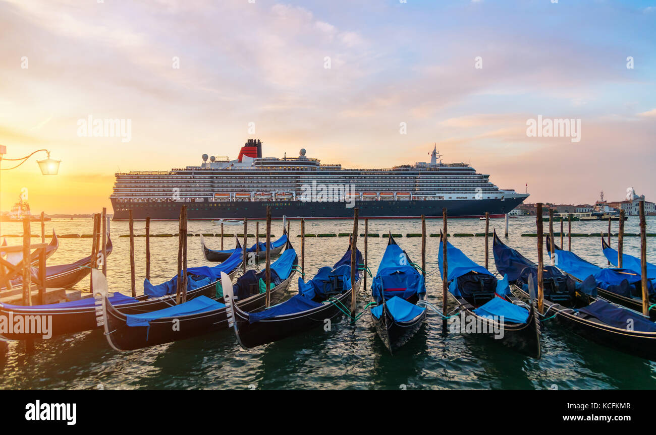 Gruppo di gondole ormeggiata presso piazza san marco con san giorgio di maggiore chiesa a Venezia, Italia, Europa. enorme incrociatore transoceanico su sfondo. f Foto Stock