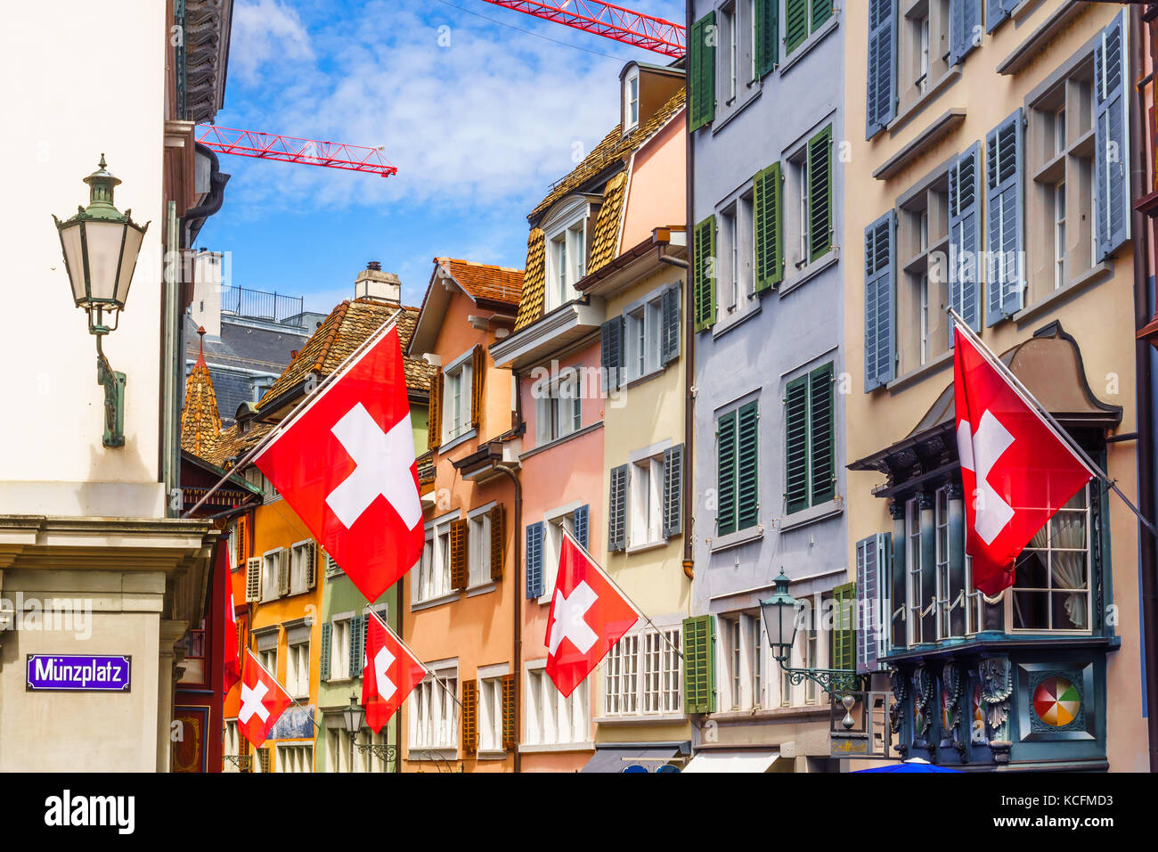 Vista sulla strada stretta con le bandiere della Svizzera a Zurigo - augustinergasse Foto Stock