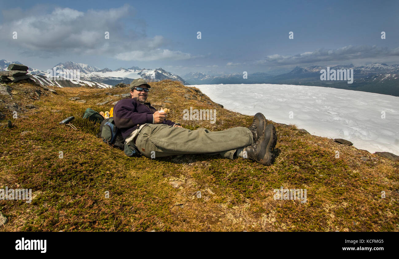 Scienziato in un viaggio sul campo rilassante in Glacier Creek, Alaska, Icefields, Porcupine Creek, Tundra, Stati Uniti Foto Stock