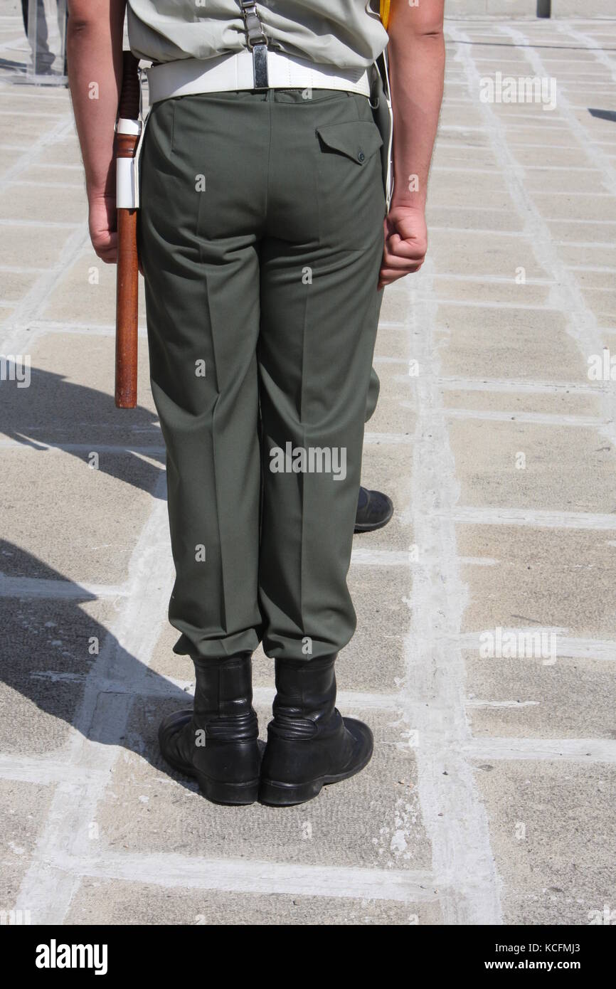 Un soldato in piedi accanto alla tomba del milite ignoto. giorno memoriale della nozione Foto Stock