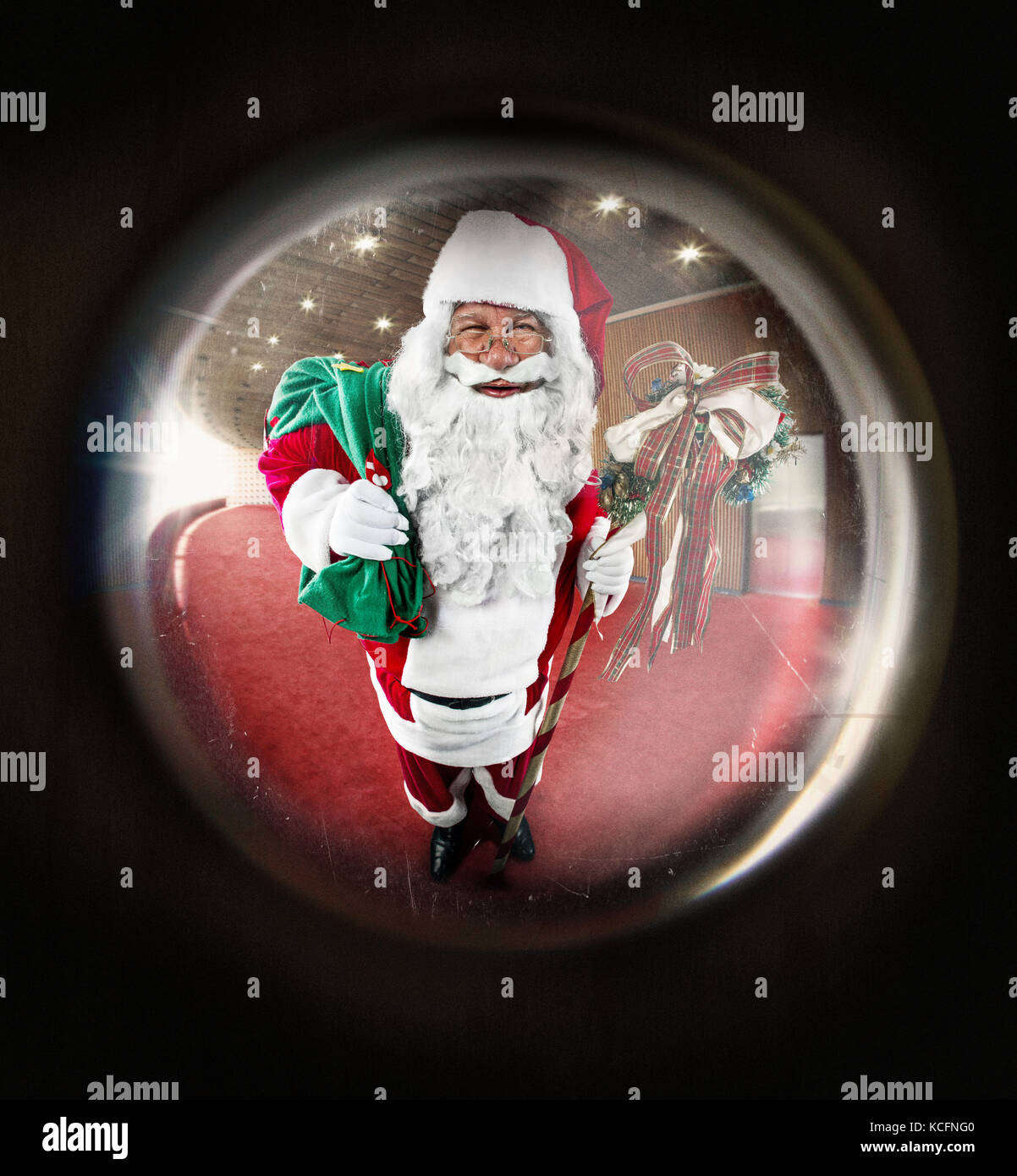 Santa Claus, occhio magico, visto, porta Foto Stock