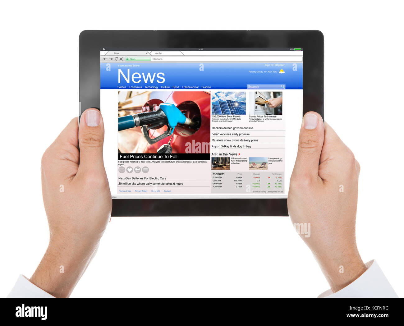 Persona della mano che tiene tavoletta digitale con notizie sullo schermo contro uno sfondo bianco Foto Stock