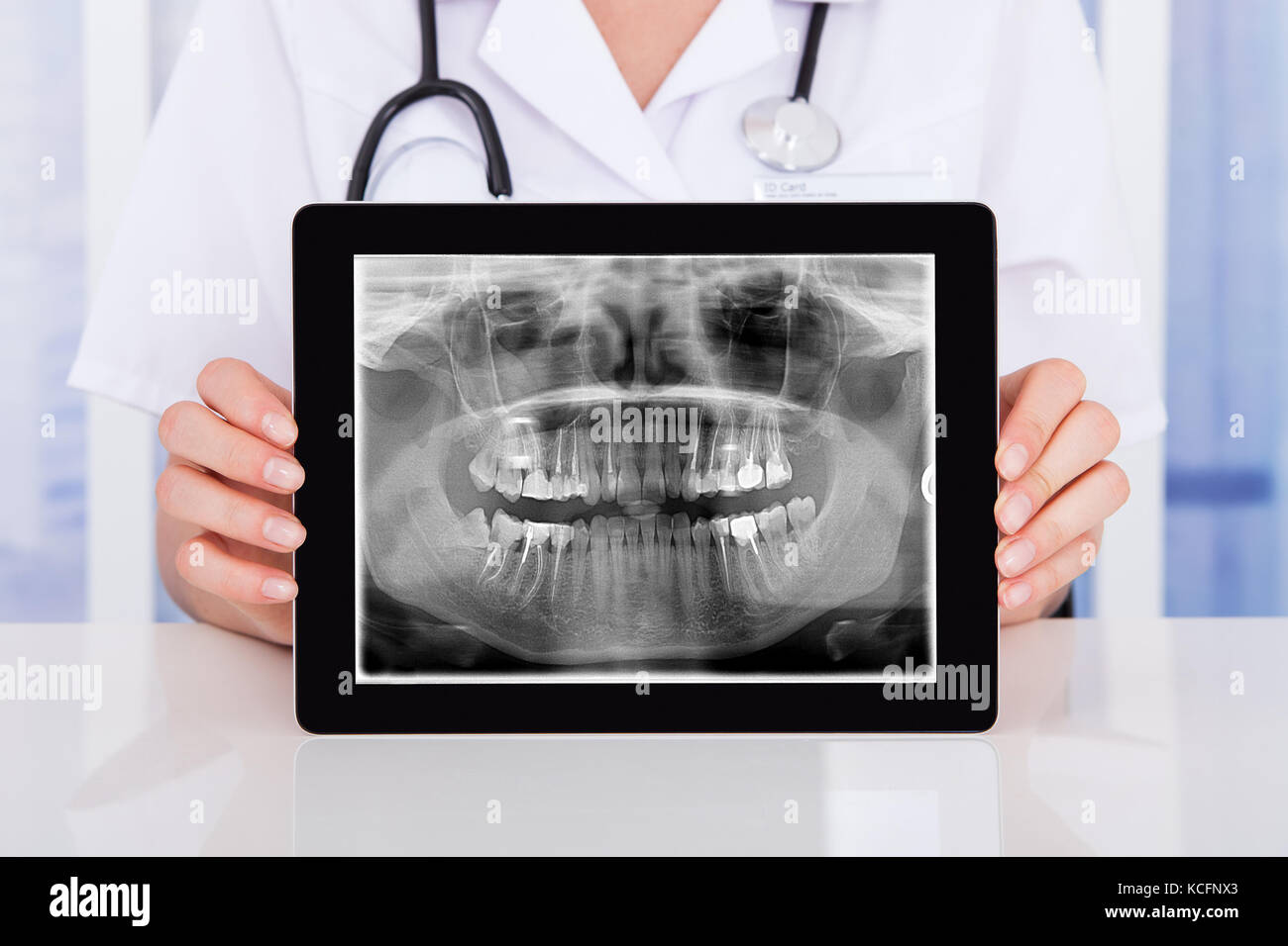 Medico donna azienda digitale compressa con denti x-ray su di esso Foto Stock