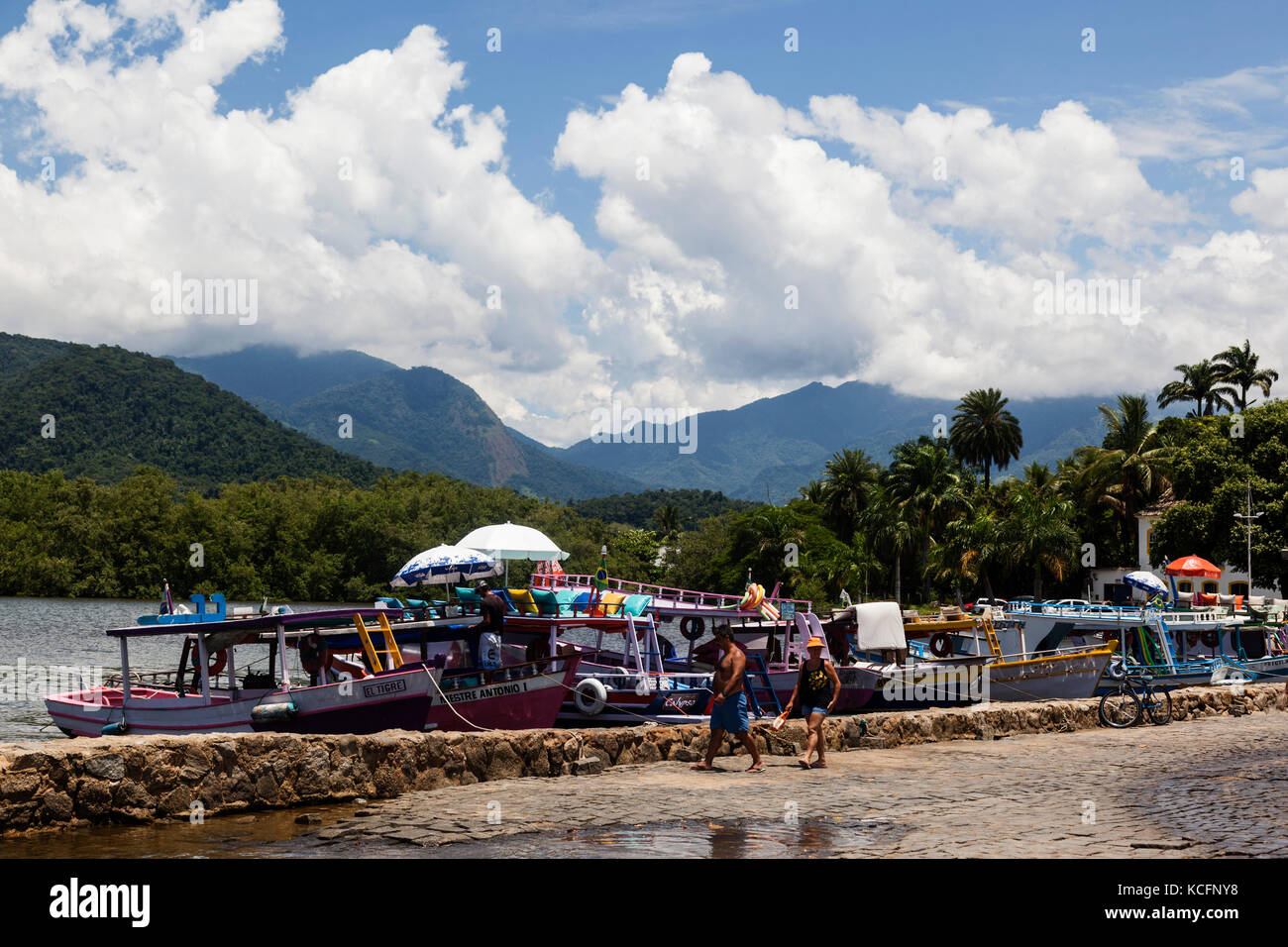 Escursione colorate barche di Paraty, Stato di Rio de Janeiro, Brasile, Sud America Foto Stock