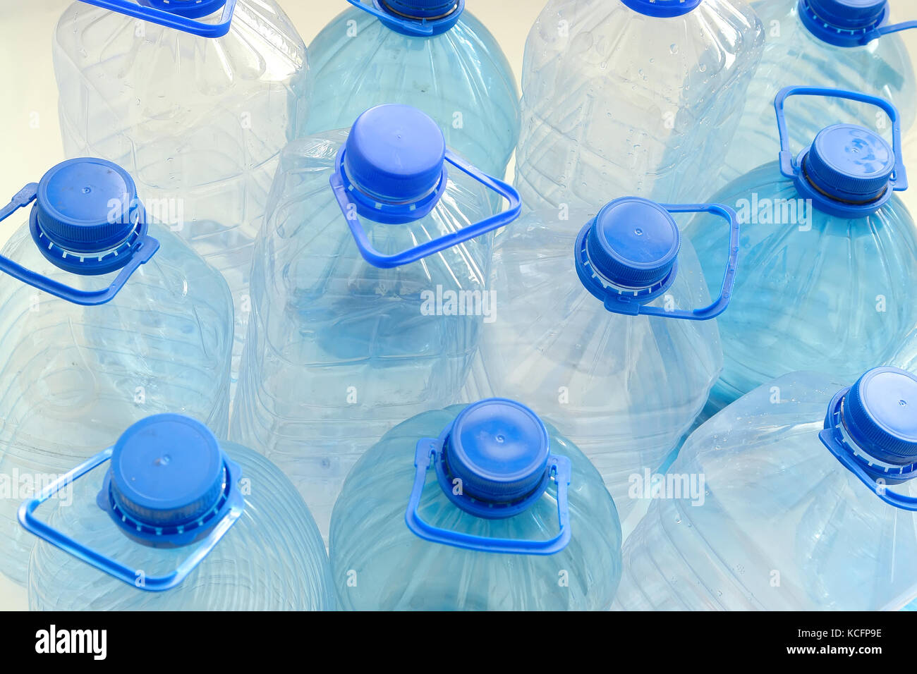 Primo piano di plastica vuoti acqua potabile bottiglie Foto Stock