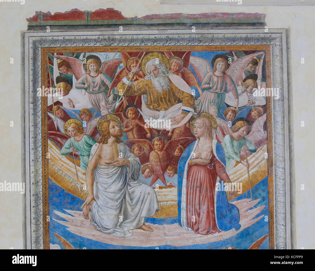 Affresco raffigurante Maria e la Santissima Trinità nella chiesa di sant Agostino a San Gimignano, Toscana, Italia Foto Stock