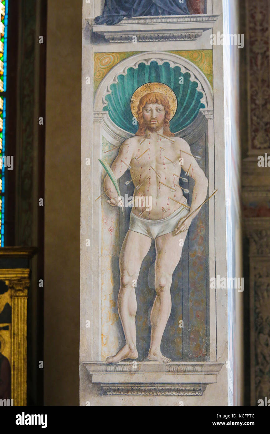 Affresco raffigurante san sebastiano nella chiesa di sant Agostino a San Gimignano, Toscana, Italia Foto Stock