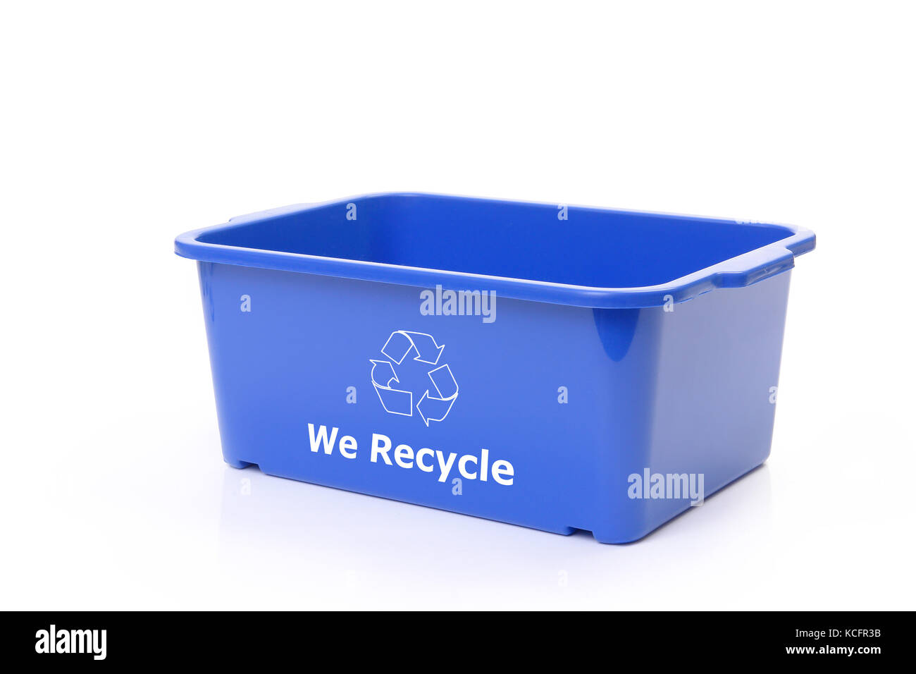 Plastica blu scomparto di smaltimento con il bianco simbolo di riciclaggio su sfondo bianco Foto Stock