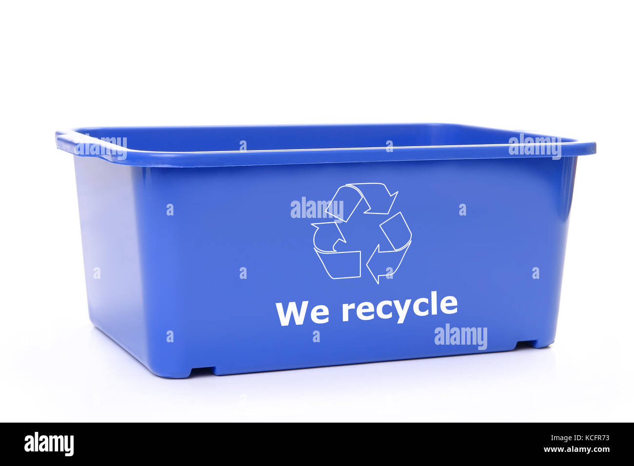 Plastica blu scomparto di smaltimento con il bianco simbolo di riciclaggio - su sfondo bianco Foto Stock