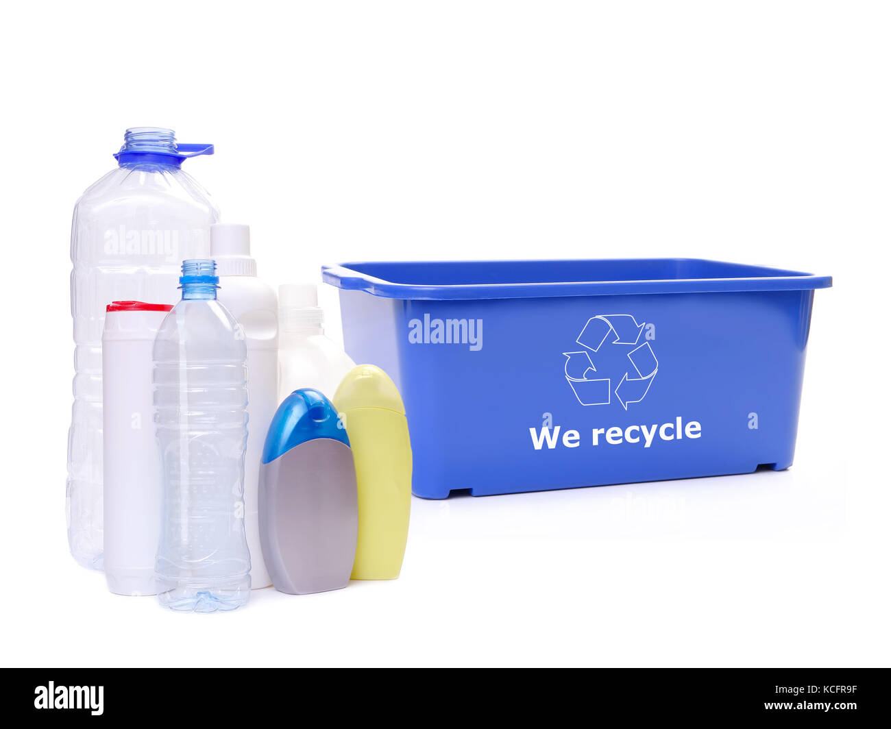 Un assortimento di bottiglie in plastica e smaltimento blu bin con il bianco simbolo di riciclaggio su bianco Foto Stock