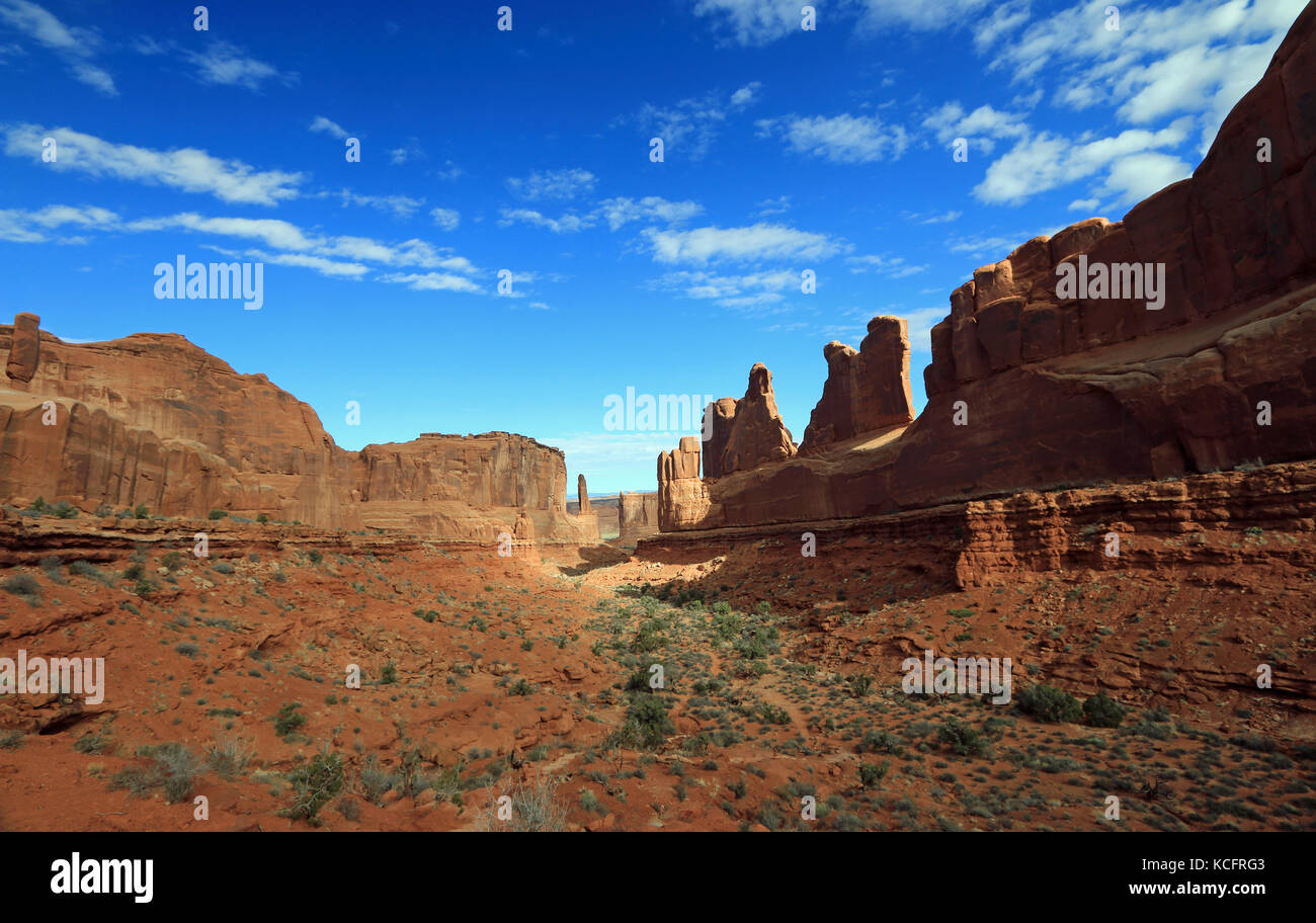 Torreggianti buttes del deserto dello Utah deserto Foto Stock