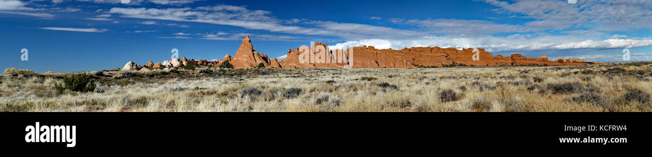 Panoramica del deserto dello Utah vista con formazioni rocciose contro un cielo blu con teste di tuono in lontananza Foto Stock