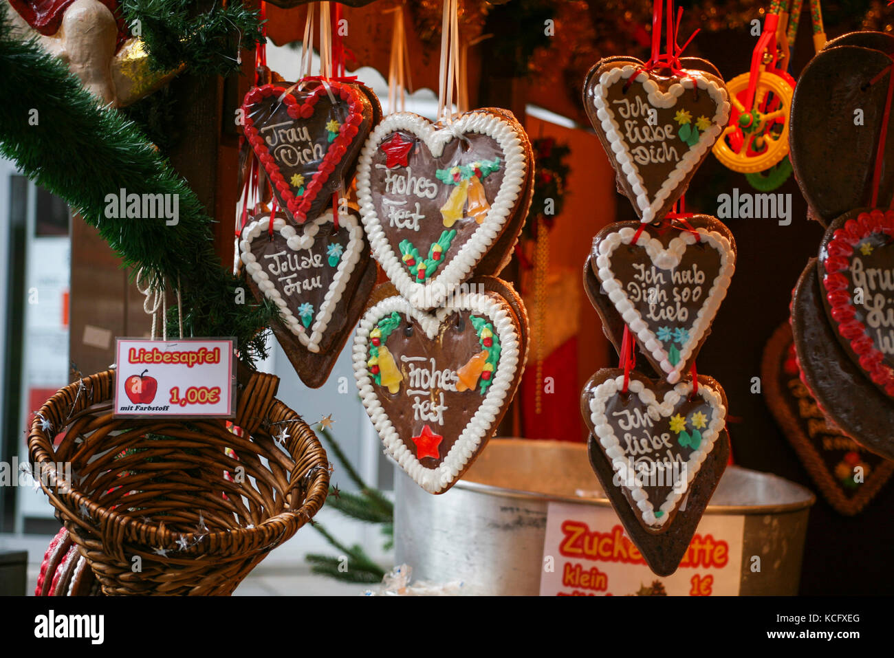 Cuori di panpepato con decorazioni di Natale alla fiera di Natale a Lübeck 2011 Foto Stock