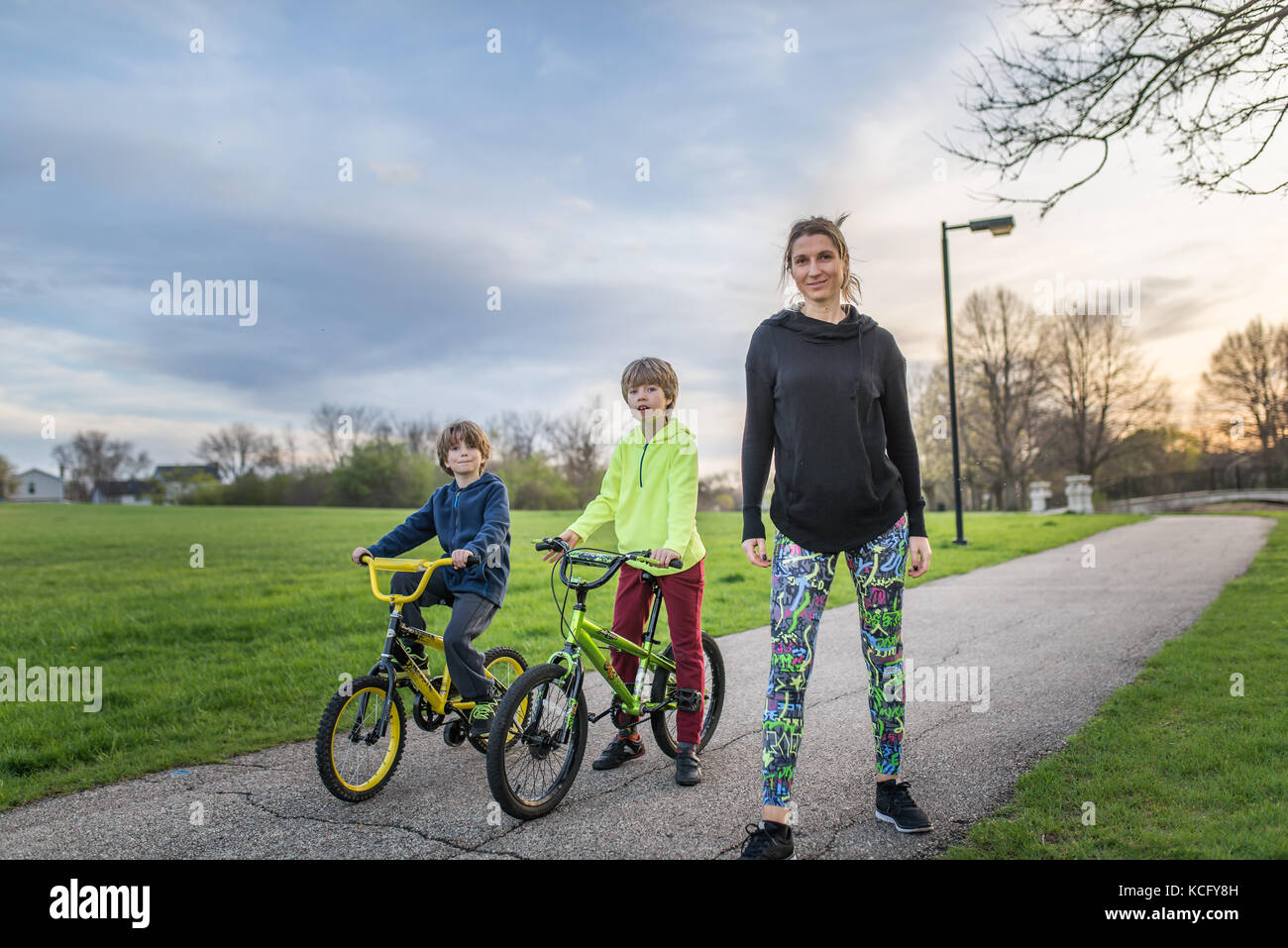 Chicago, Illinois, USA, 16 aprile 2017: Madre con i suoi due figli in bicicletta nel parco, solo per uso editoriale Foto Stock Chicago, Illinois, USA, 16 aprile 2017: Madre con i suoi due figli in bicicletta nel parco, solo per uso editoriale Foto Stock