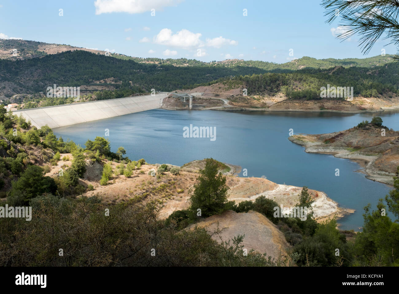 La diga Kannaviou, la quarta più grande diga di Cipro e il terzo più grande diga nel distretto di Paphos con una capacità di 17,2 milioni di metri cubici. Foto Stock