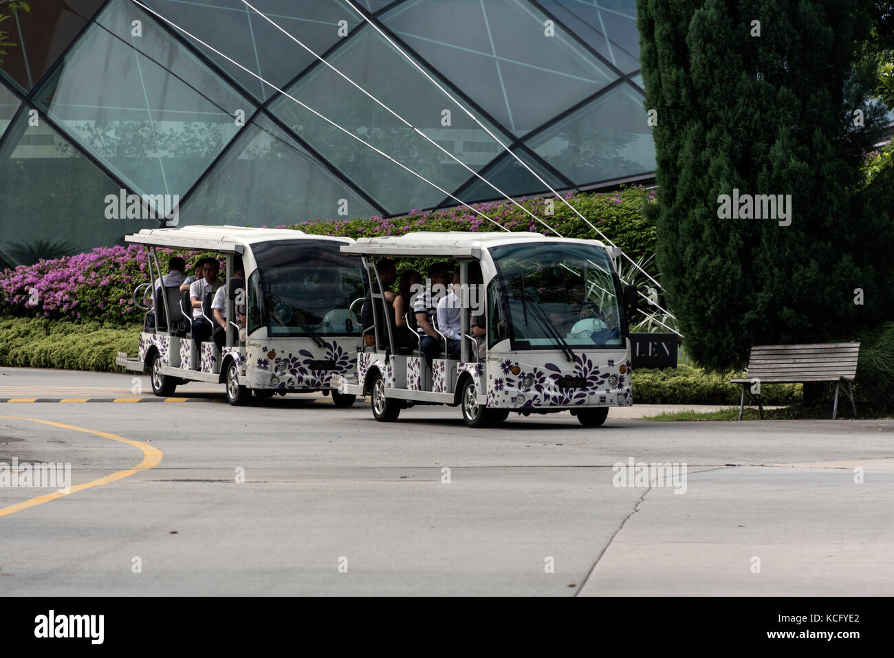 Mini bus navetta elettrici che portano i visitatori in una gita turistica intorno ai Giardini sulla Baia di Singapore. Foto Stock