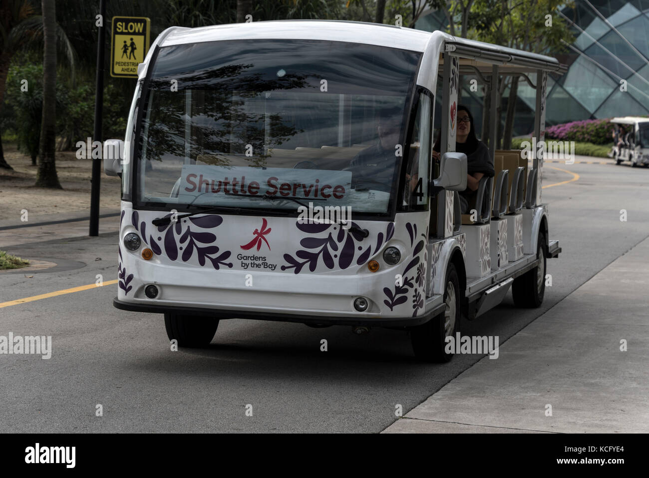Un elettrico mini bus navetta prendendo i visitatori in un viaggio turistico attorno ai giardini dalla baia di Singapore. Foto Stock