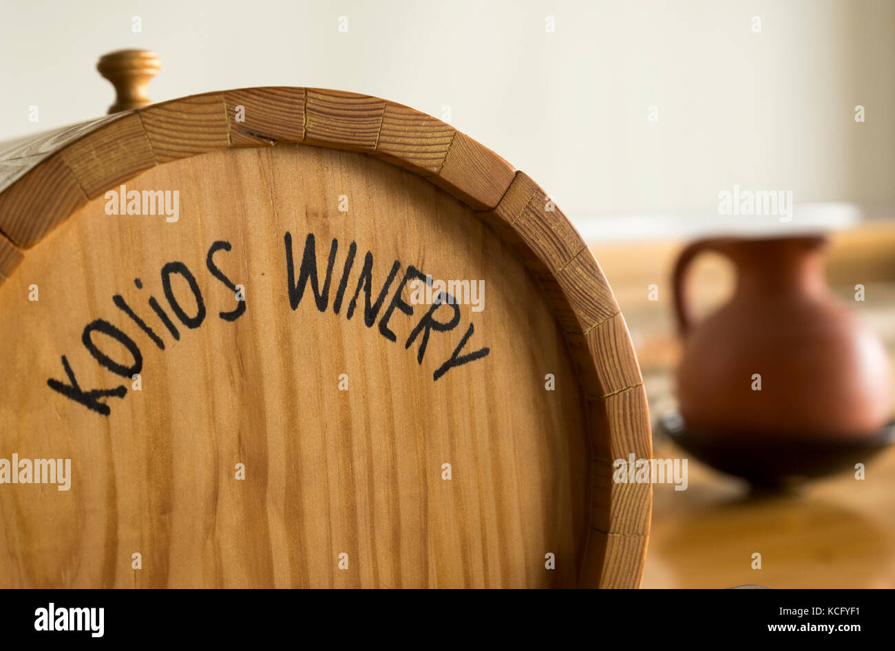 Una botte di vino presso la cantina Kolios presso Ayios Fotios in Paphos il quartiere meridionale di Cipro. Foto Stock