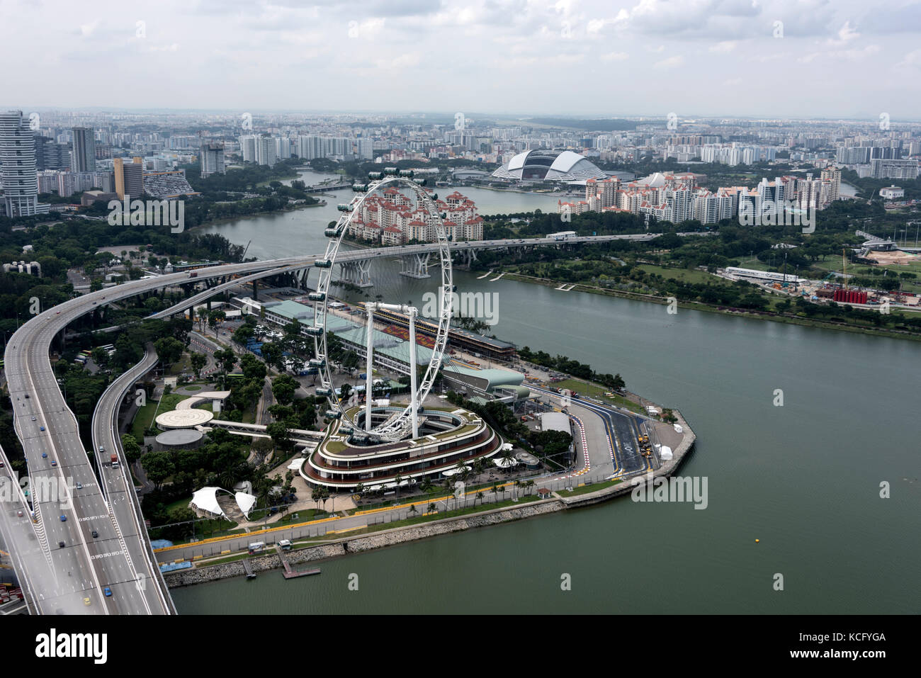 Vista di parte del Gran Premio di Singapore che corre lungo il bordo di Marina Bay e il Singapore Flyer a Singapore Foto Stock