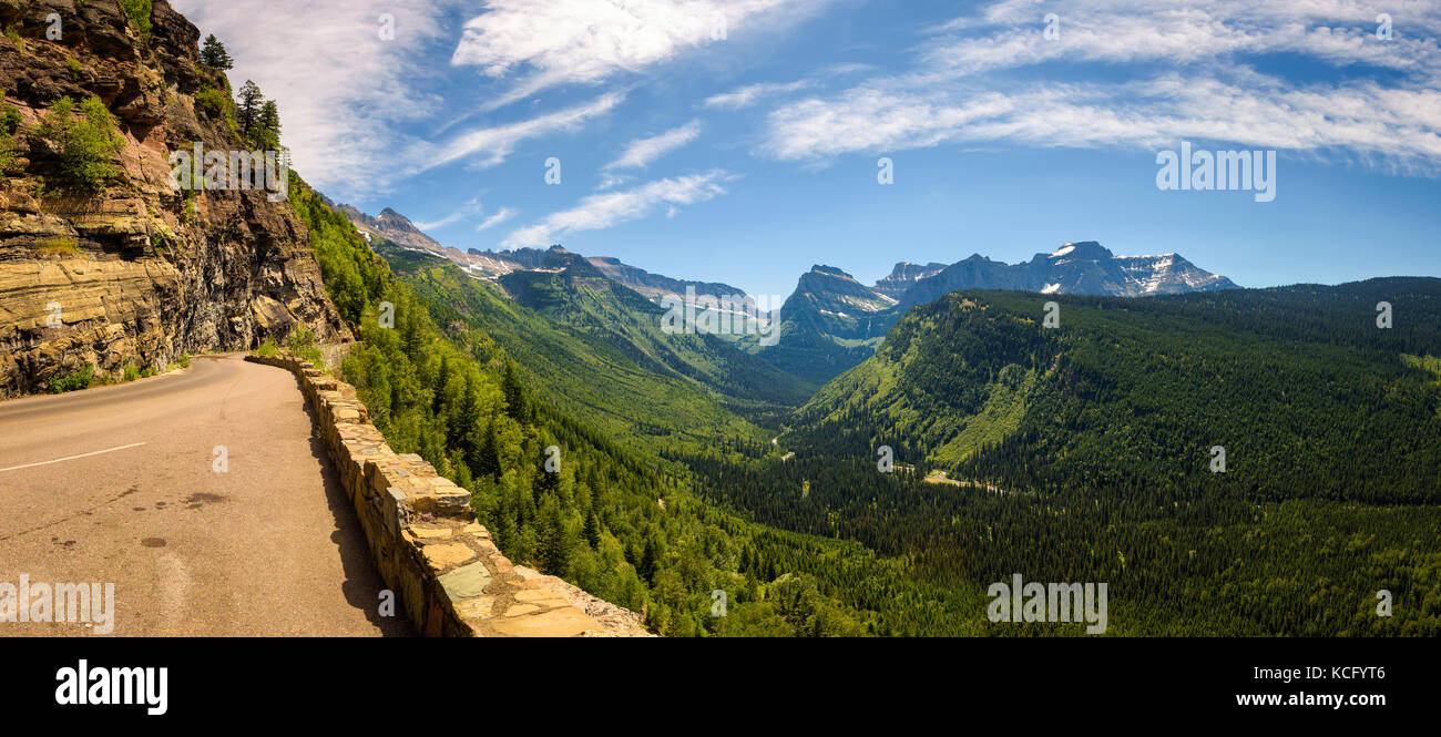 Andando al sole strada con vista panoramica del Glacier National pa Foto Stock