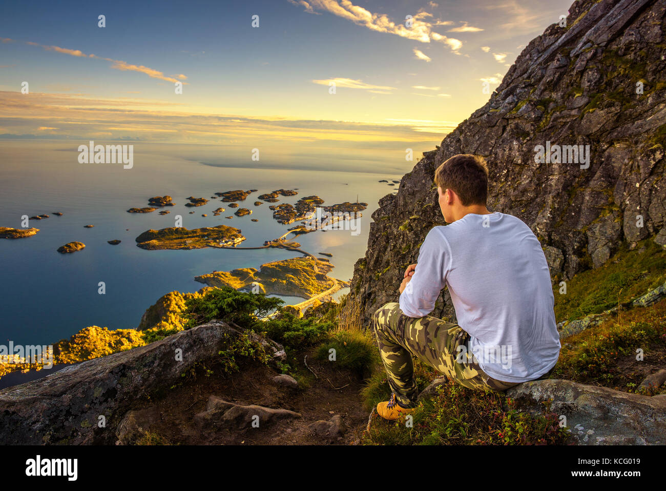 Escursionista sul sentiero per il monte festvagtinden sulle isole Lofoten in Norvegia Foto Stock