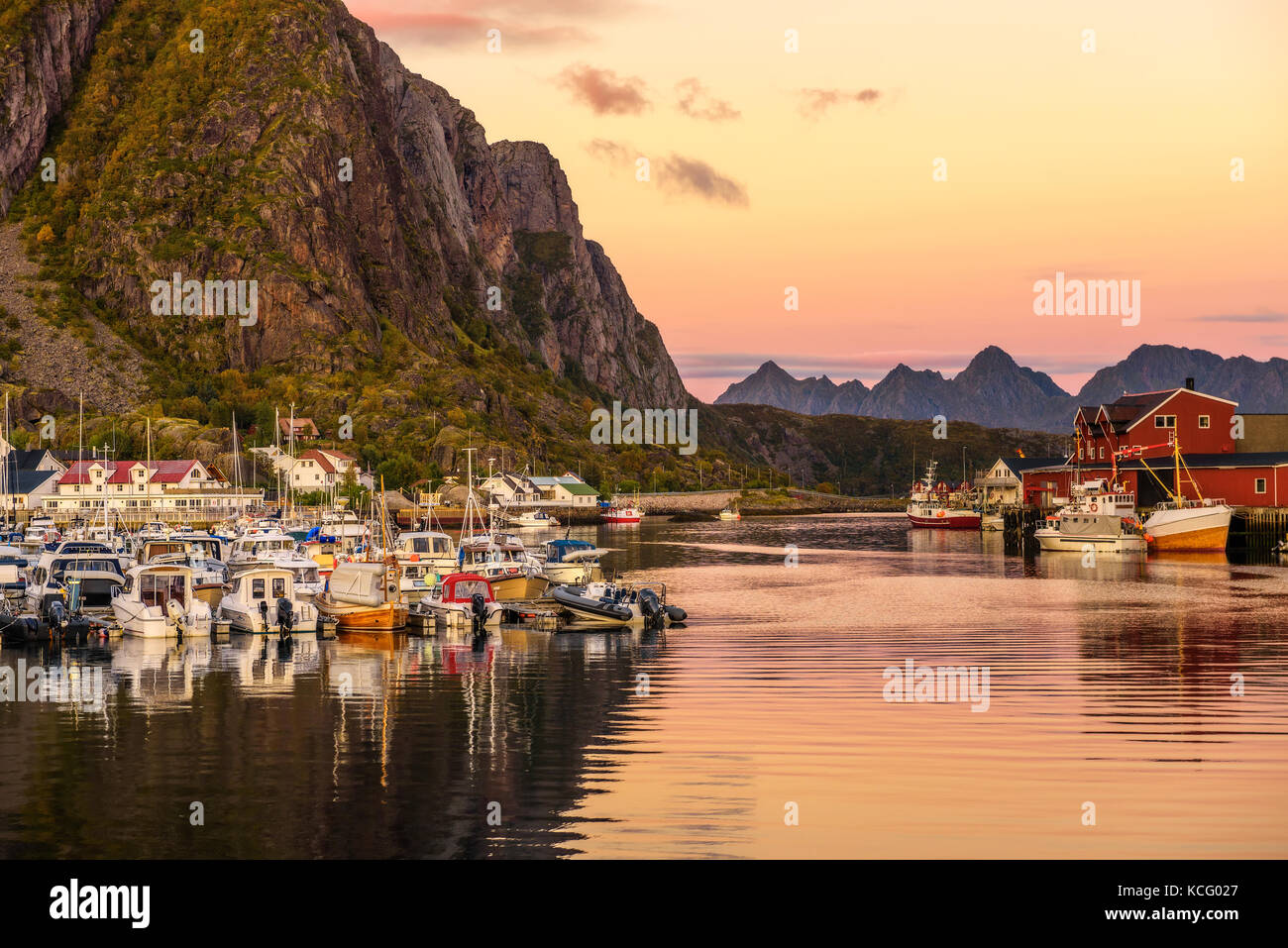 Molti yacht ancorati al marina di svolvaer sulle isole Lofoten in Norvegia Foto Stock